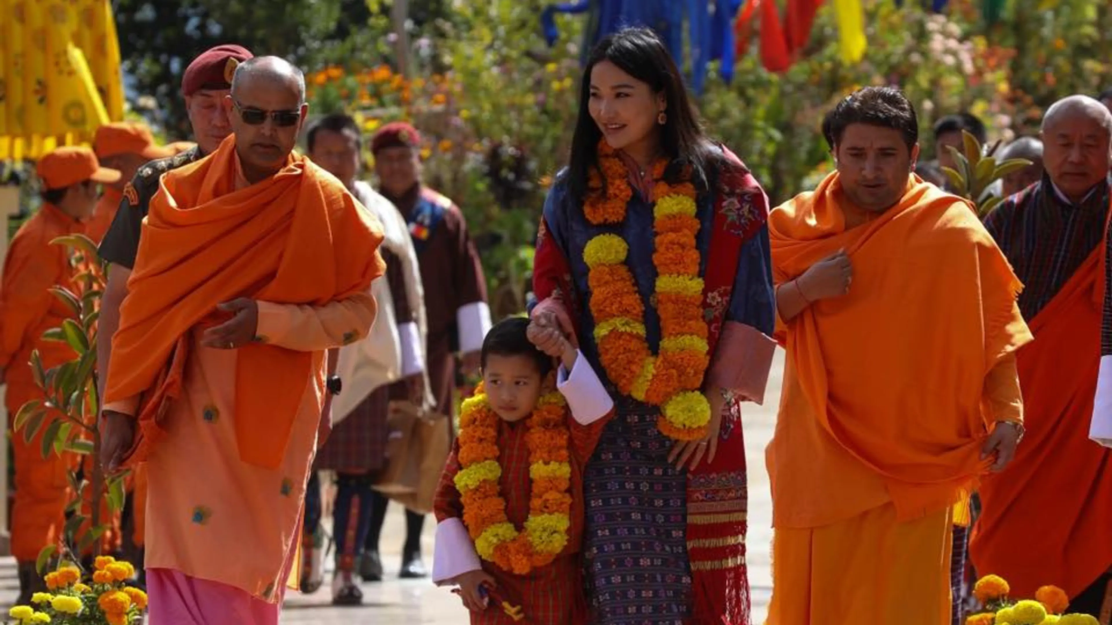 Gezellig! Bhutaans prinsje met moeder op pad