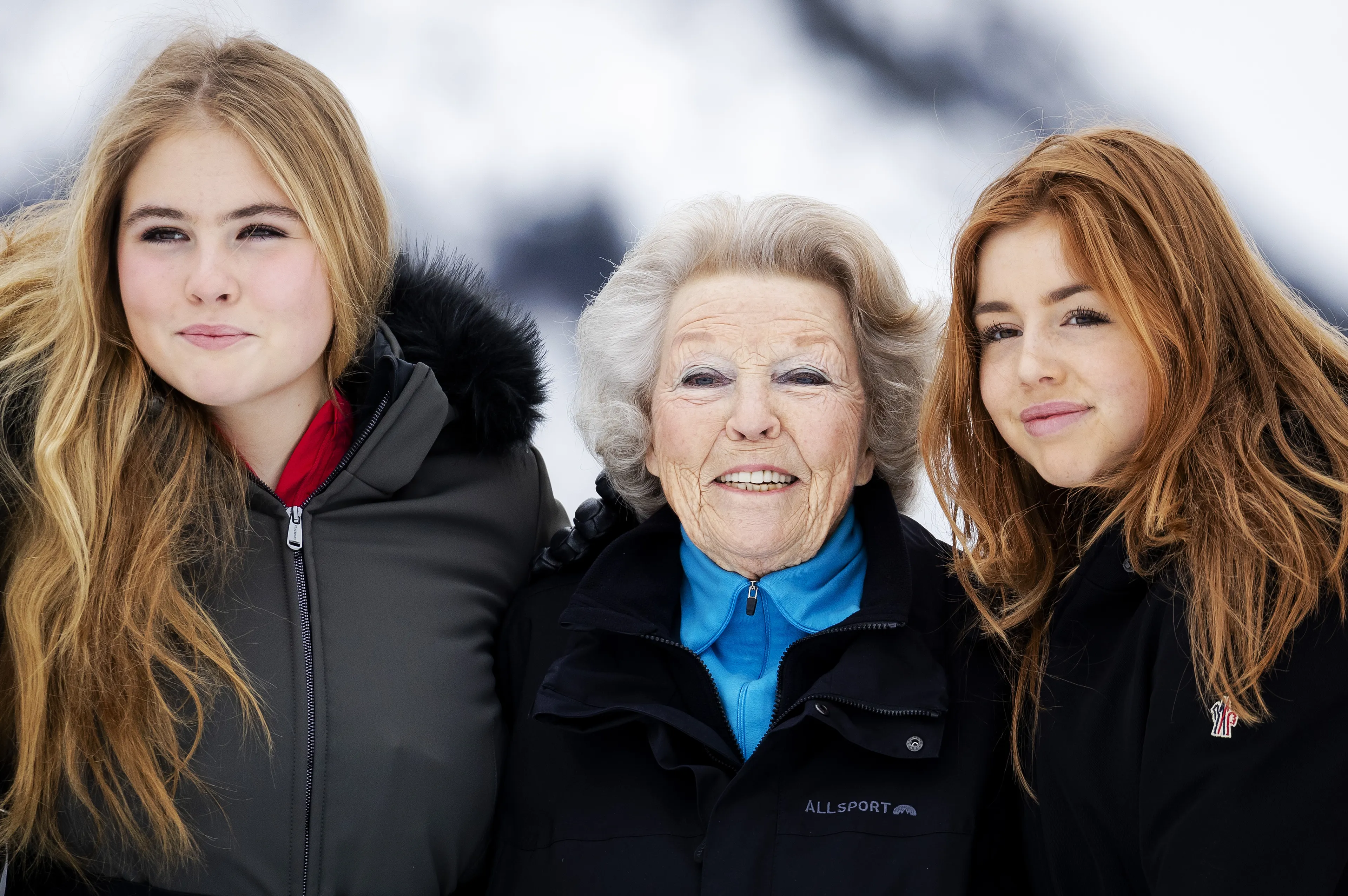 Prinses Beatrix met prinses Amalia en prinses Alexia.