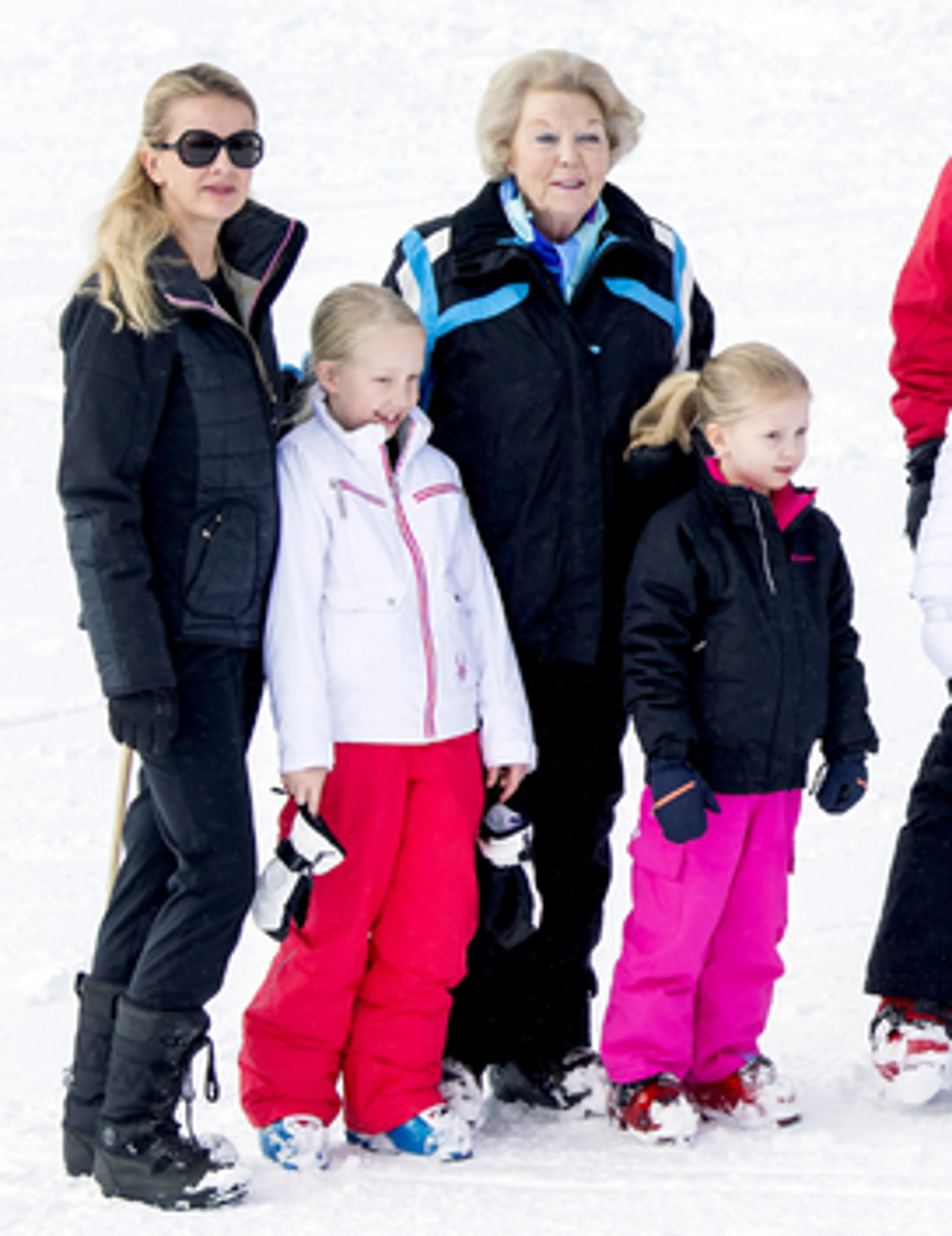 Prinses Mabel, gravin Luana, prinses Beatrix en gravin Zaria op wintersportvakantie in Lech, 2014.