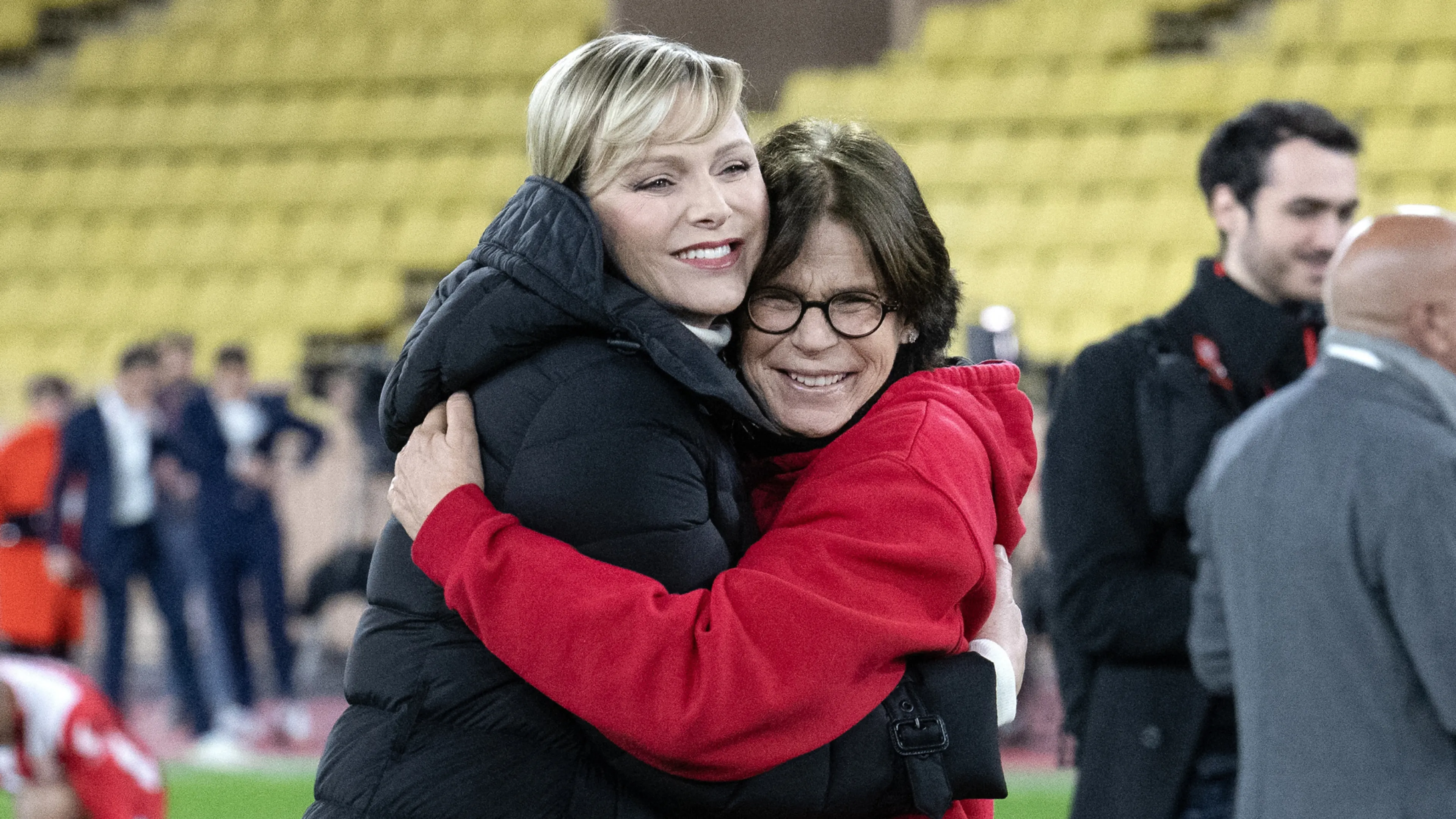 Prinsessen Charlène en Stéphanie beleven spontaan moment op voetbalveld