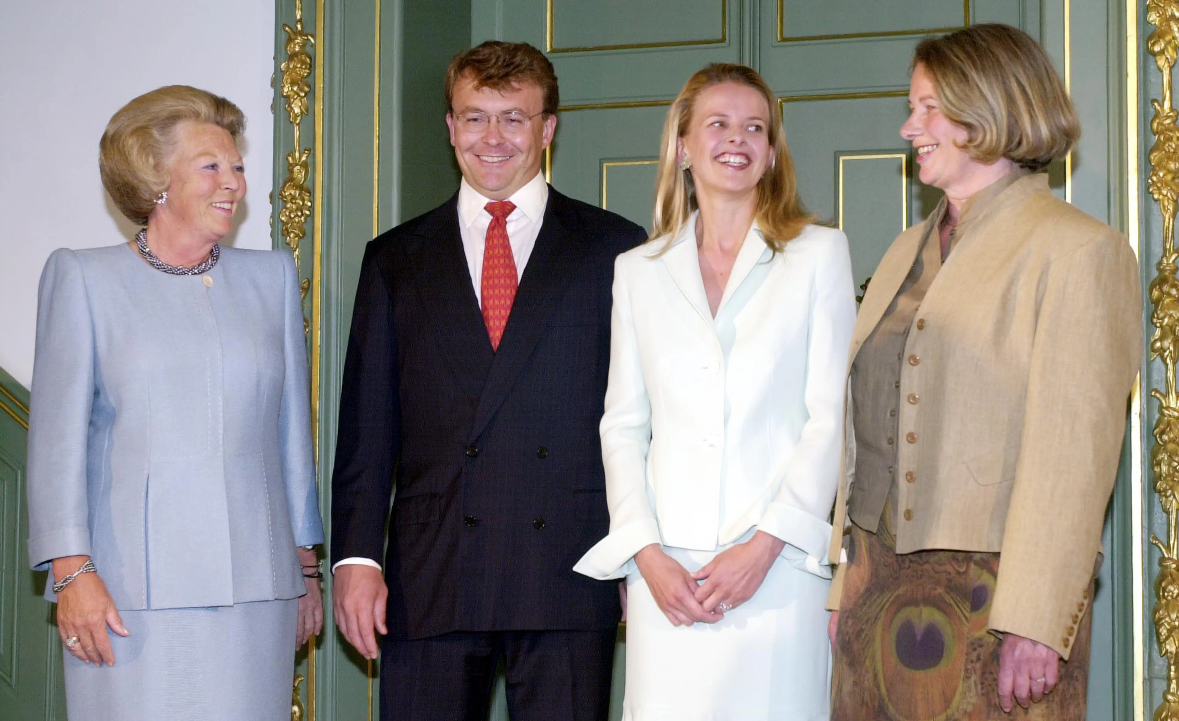 Op 30 juni 2003 verlooft prins Friso zich met Mabel. Koningin Beatrix kijkt trots naar haar aanstaande schoondochter.