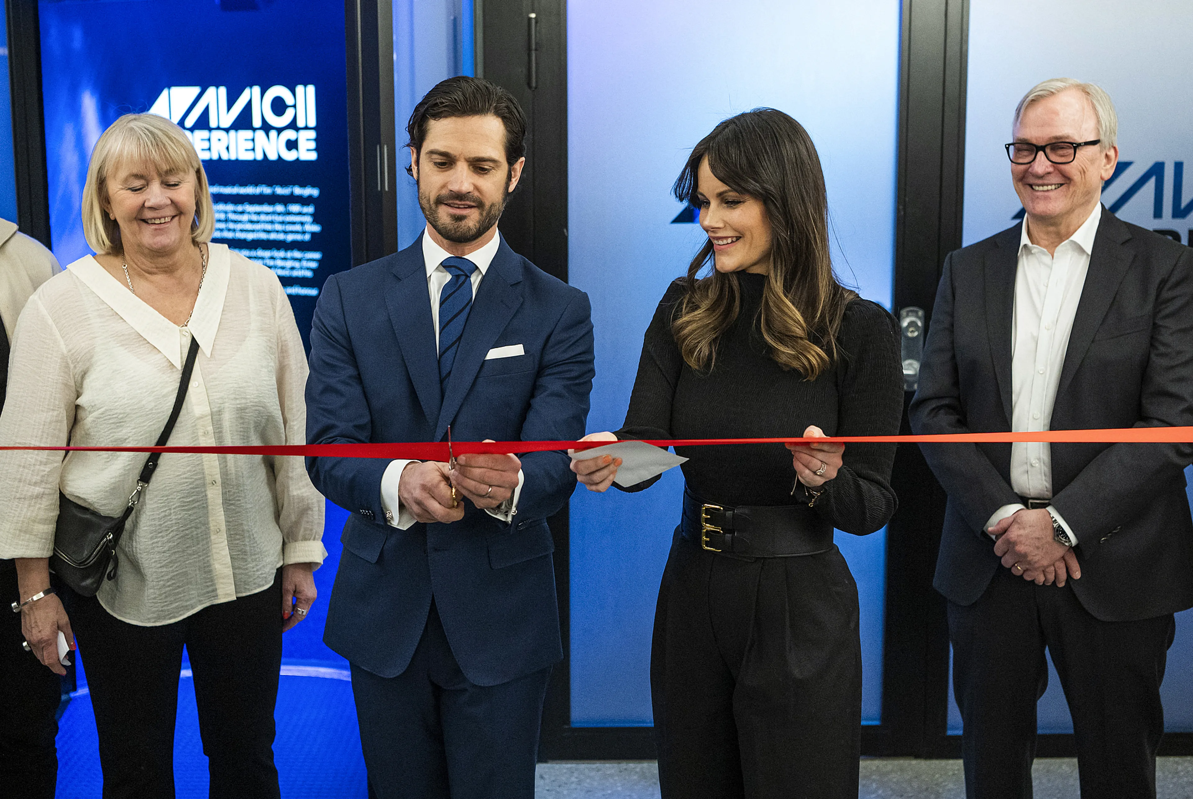 Carl Philip en Sofia openen tentoonstelling over Avicii