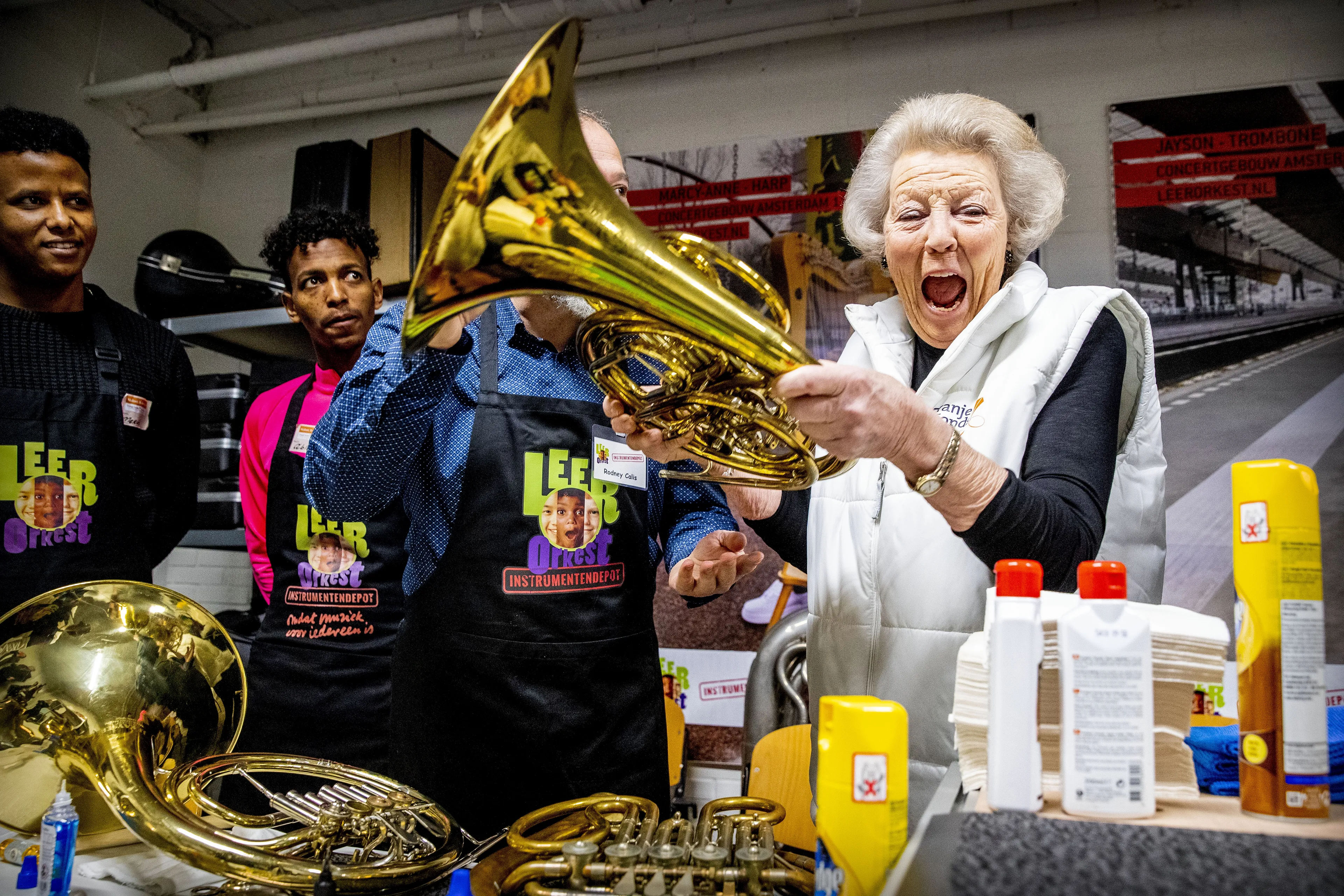 Koningin Beatrix poetst de instrumenten weer helemaal schoon.