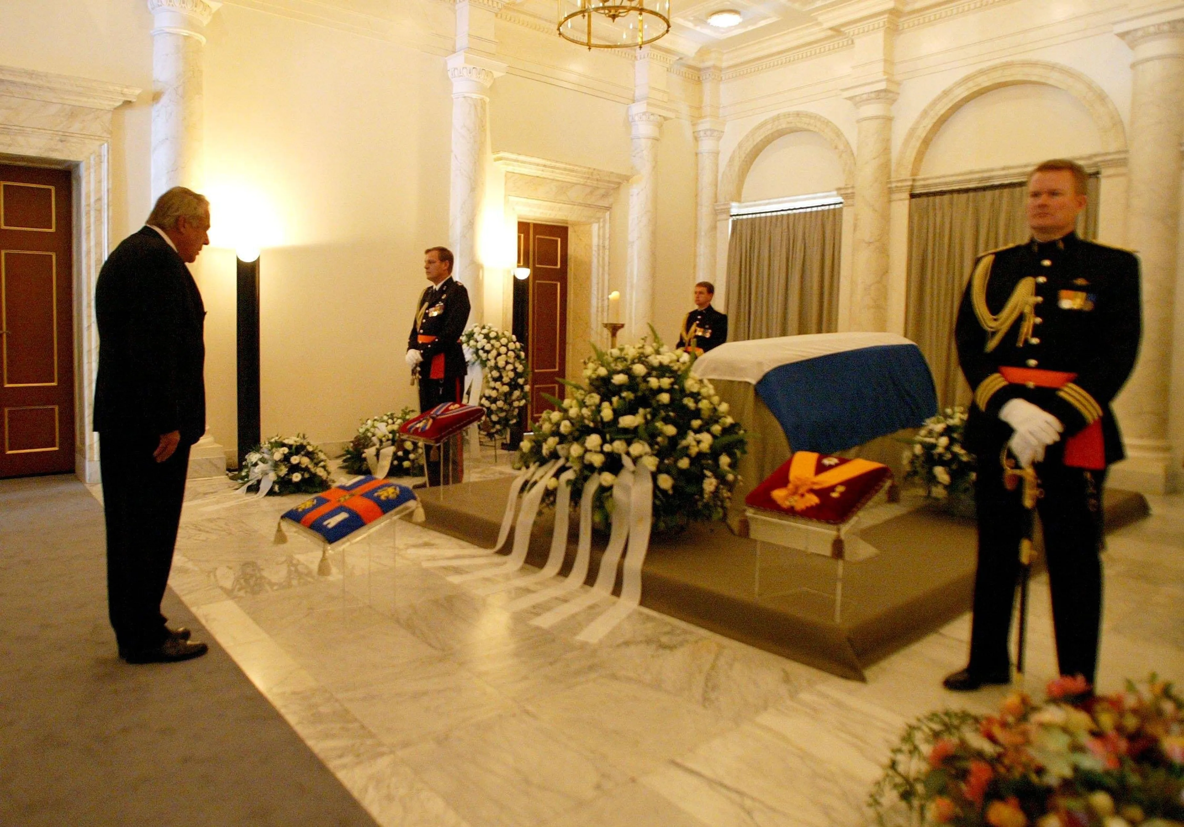 De kist van prins Claus in de rouwkapel op Paleis Noordeinde.