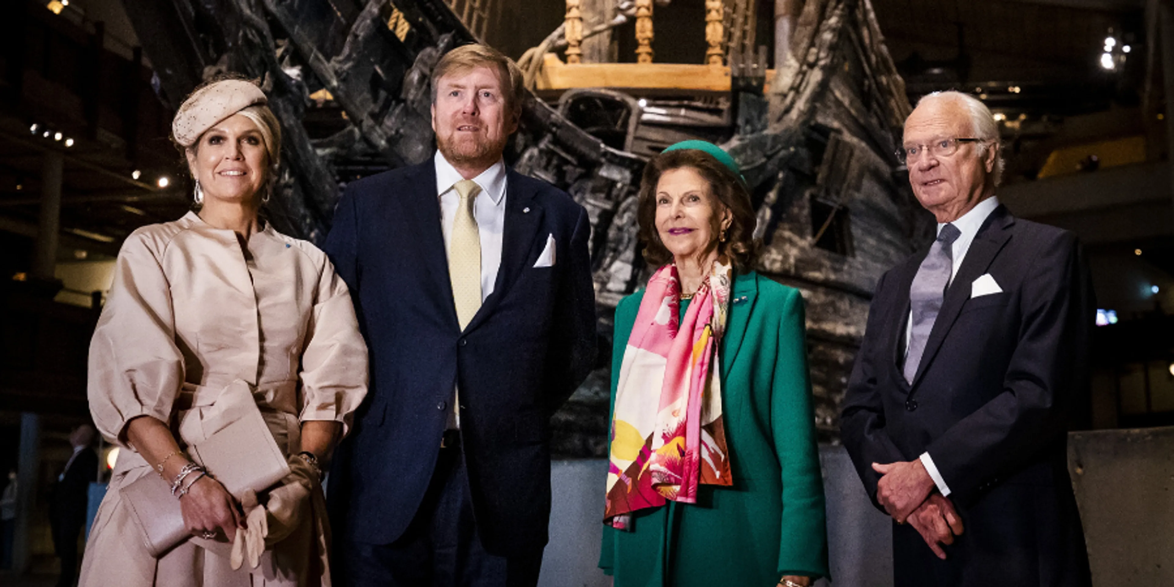 Kijk: Koningspaar begint in Stockholm aan staatsbezoek Zweden