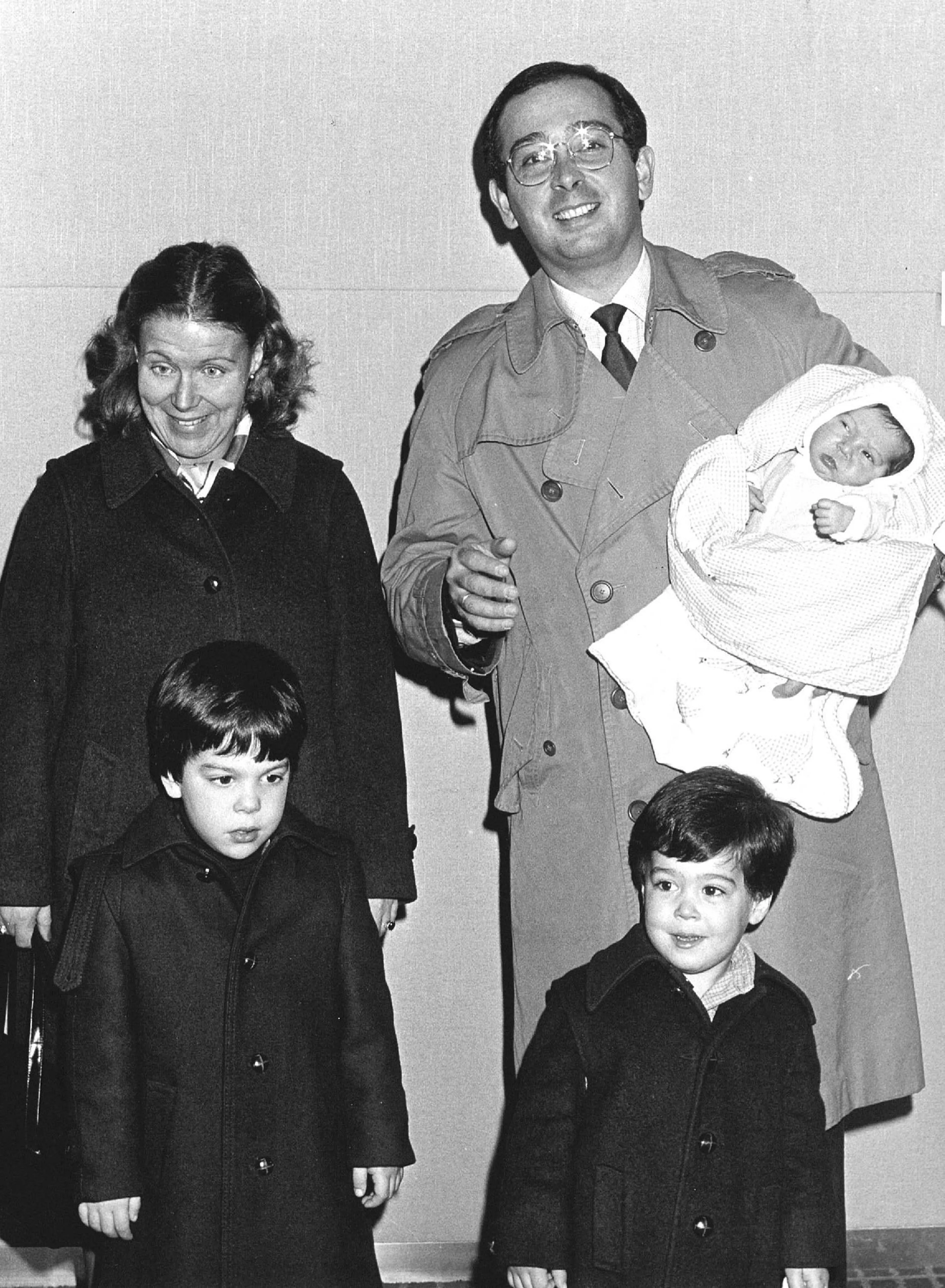 Prinses Christina, haar toenmalige man Jorge Guillermo en hun kinderen Bernardo (l), Nicolas (r) en Juliana (op de arm van haar vader) in 1981.