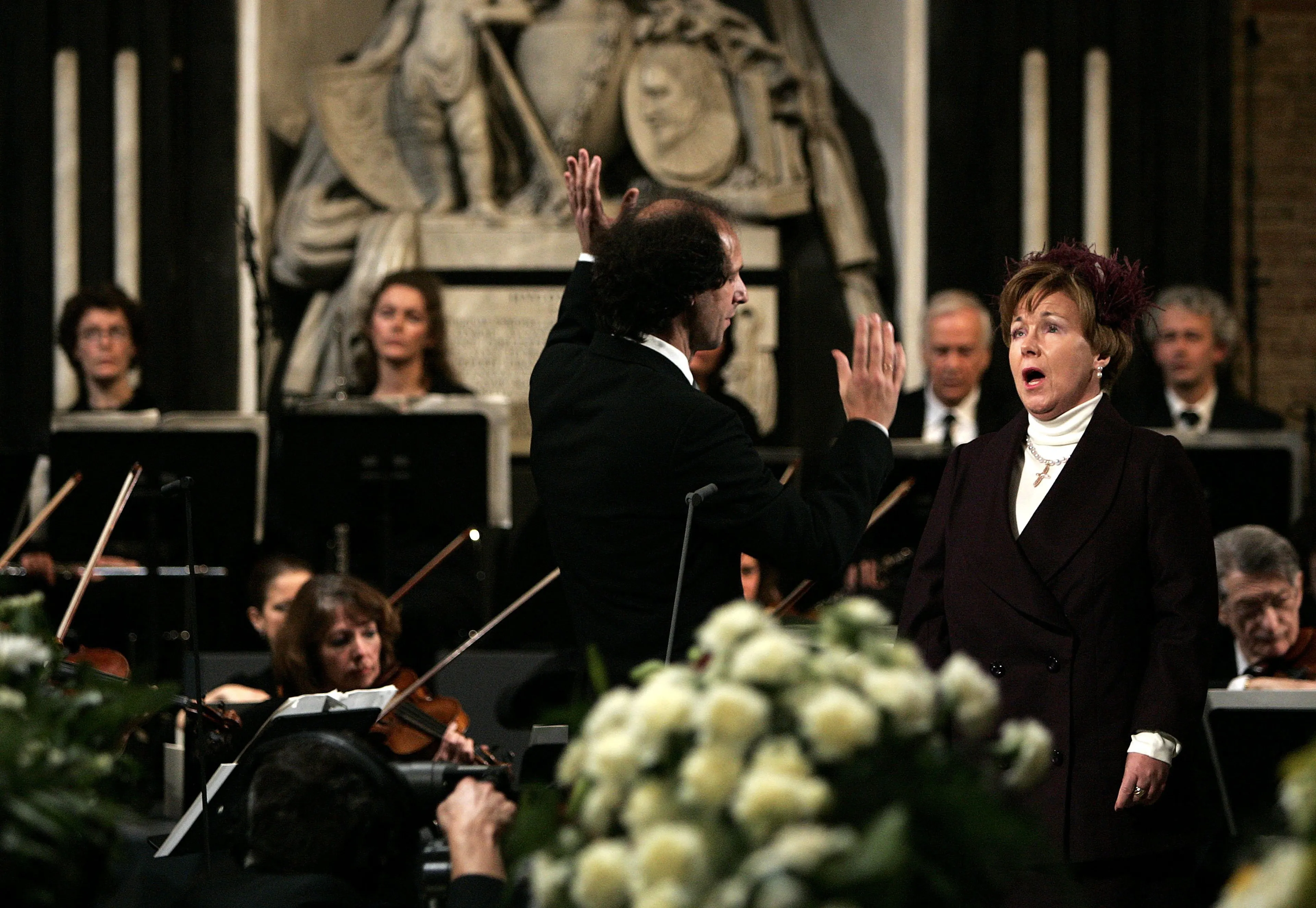 In 2004 zingt prinses Christina bij de uitvaart van haar vader in de Nieuwe Kerk in Delft.