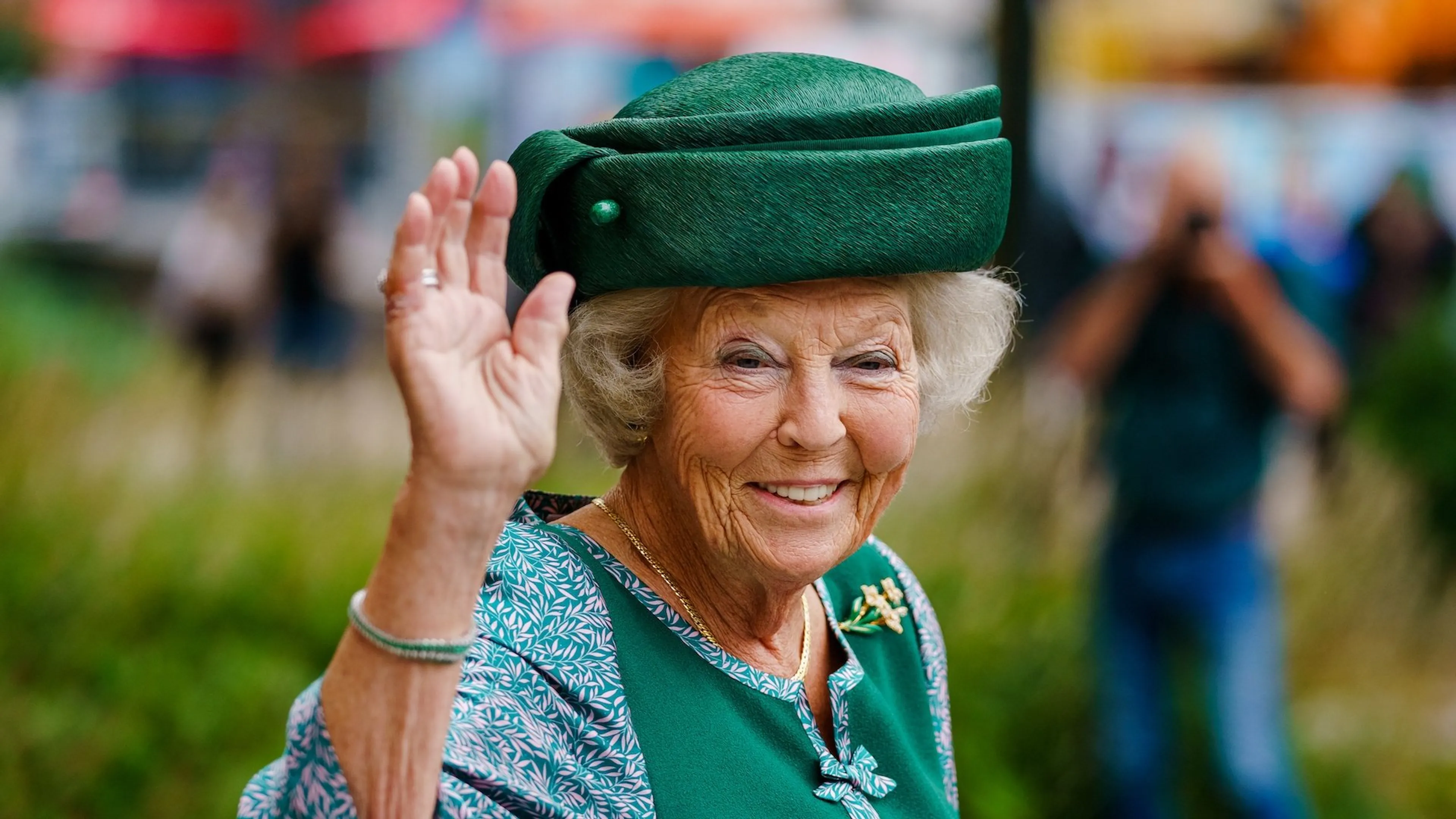 Prinses Beatrix bij onthulling oorlogsraam Laurenskerk