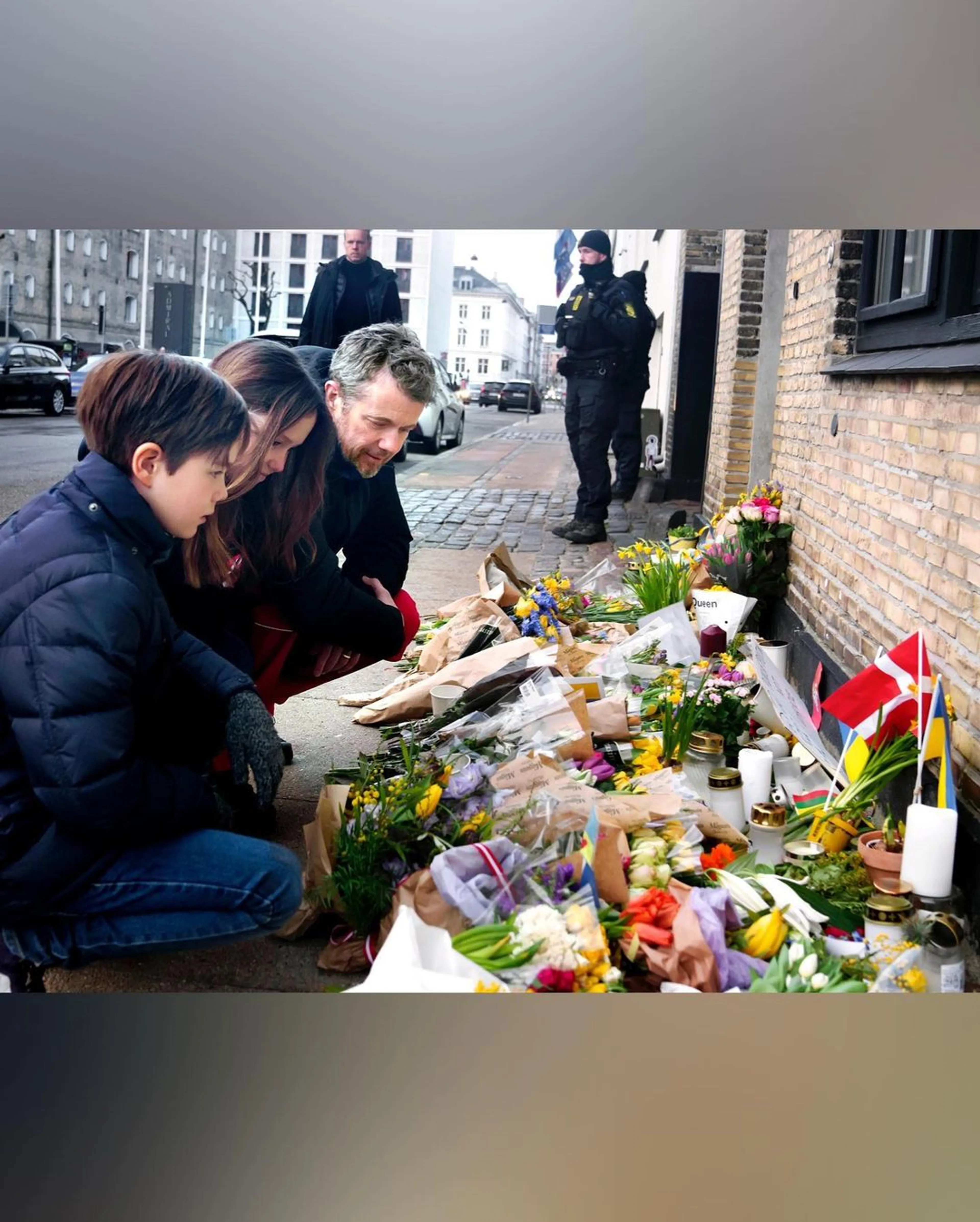 Frederik en kinderen leggen bloemen bij Oekraïense ambassade