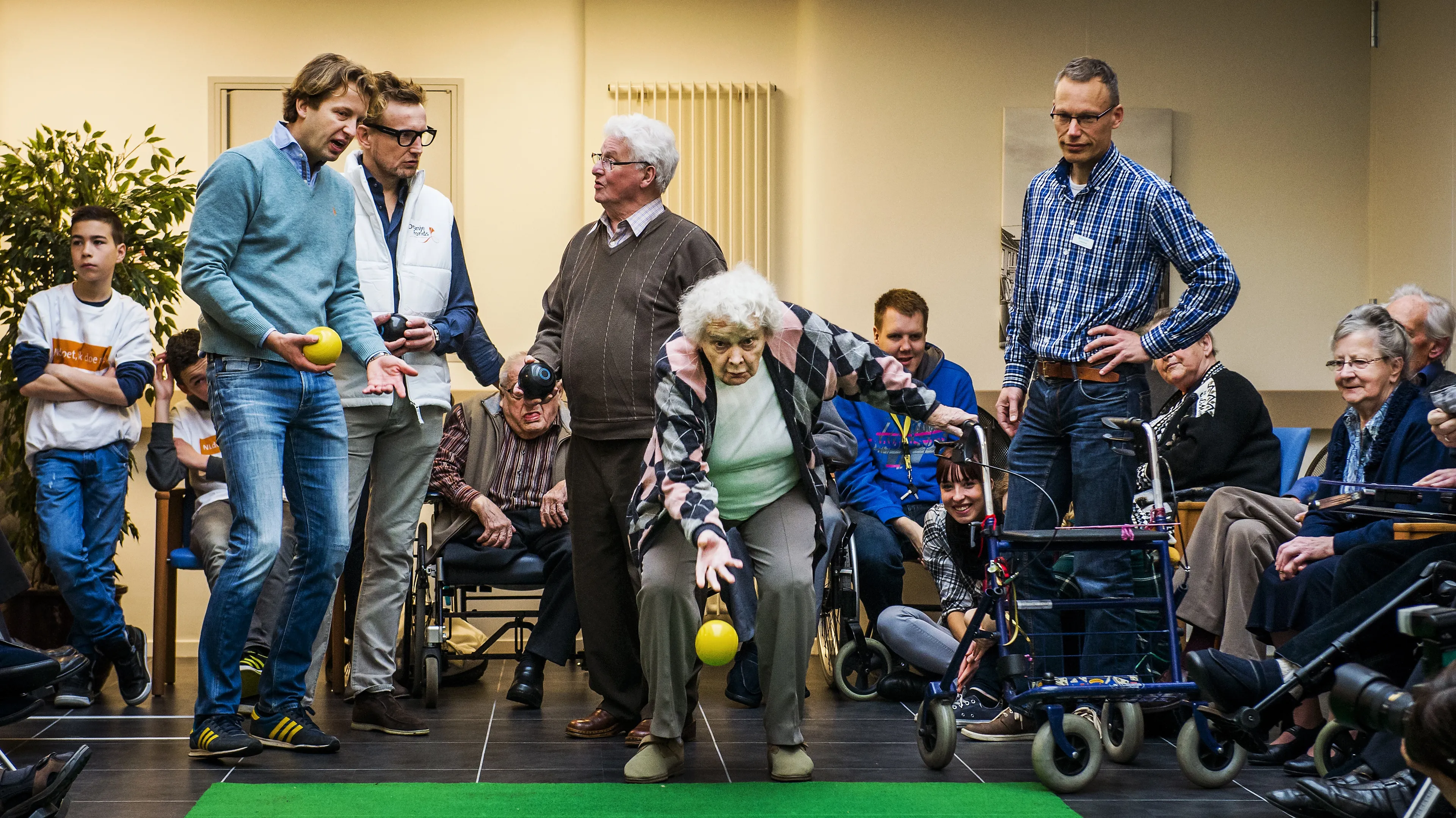 De broers in het verpleeghuis bij een potje koersballen.