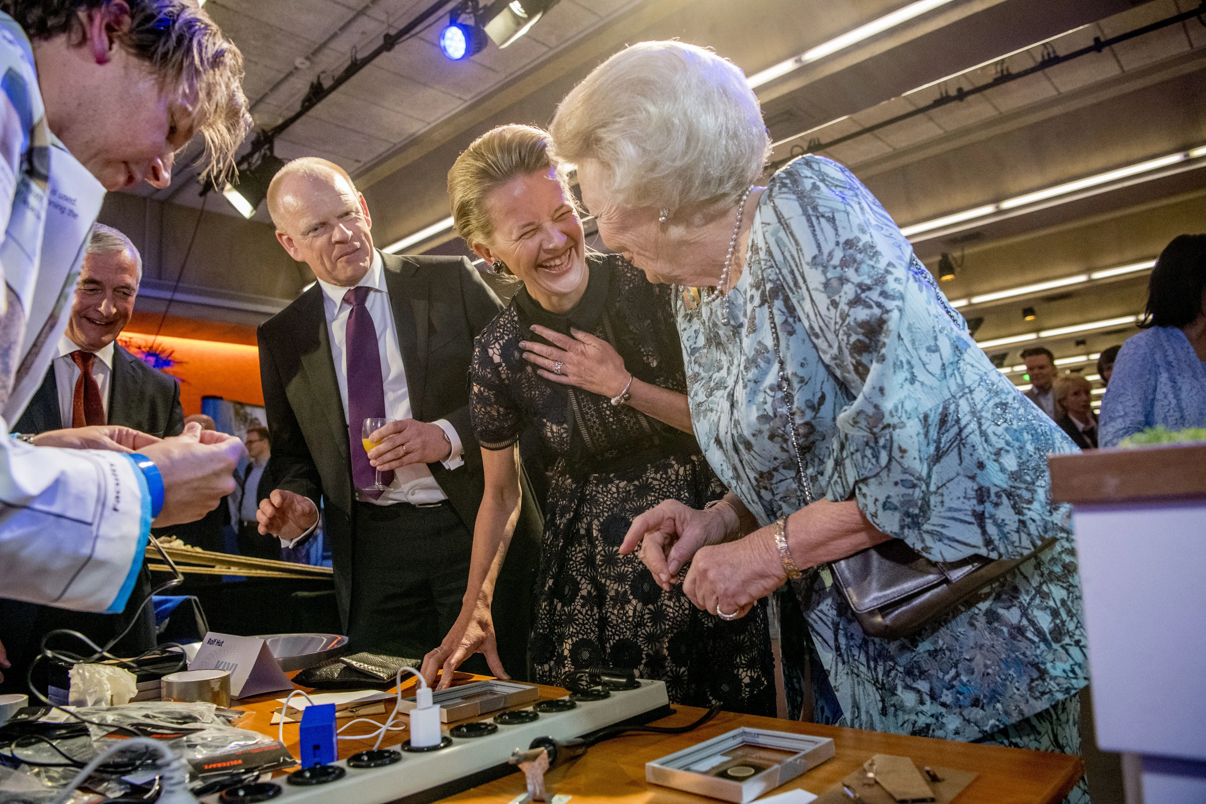 Een plezierig onderonsje tijdens een bezoek aan de TU Delft.