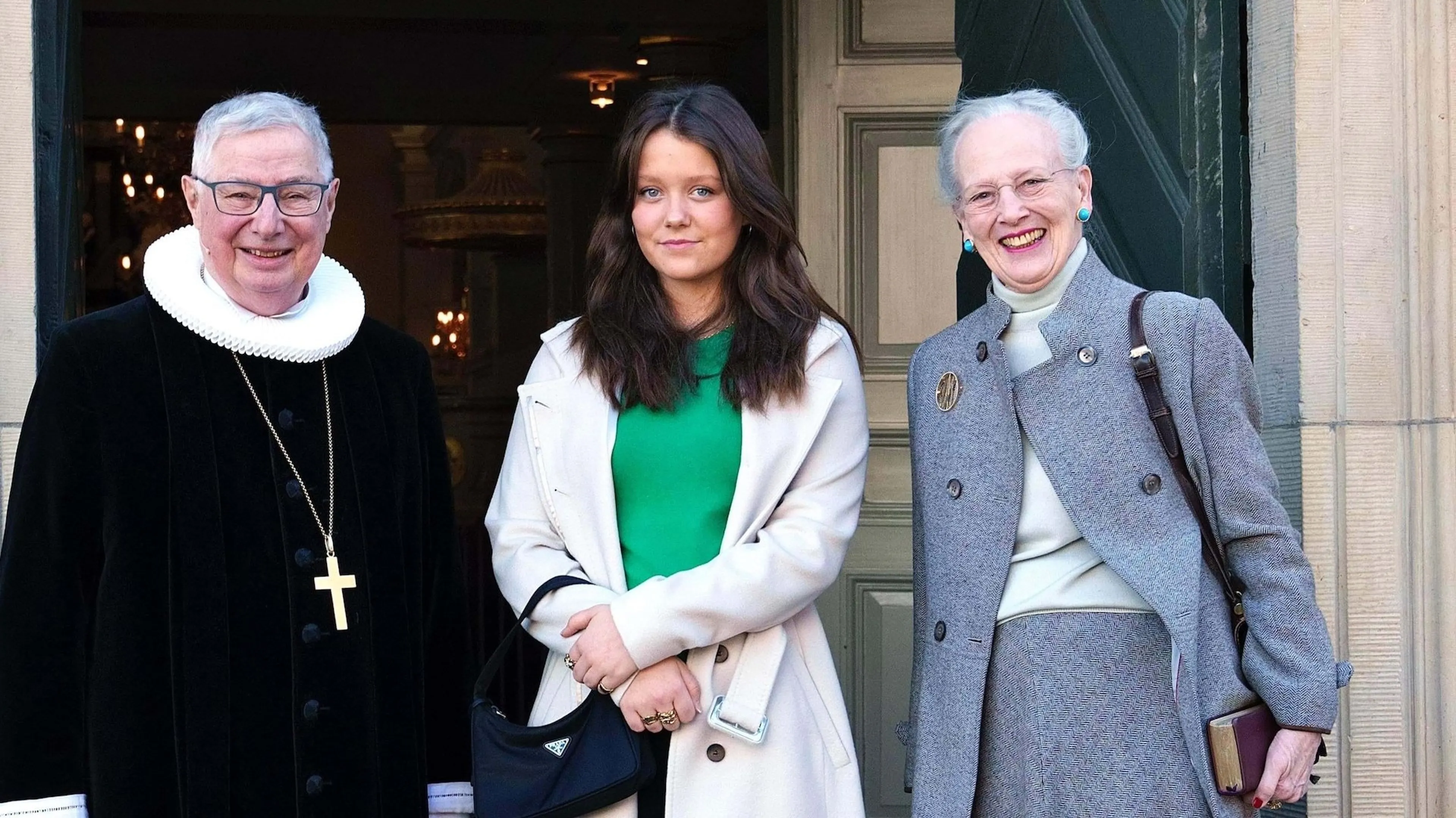 Prinses Isabella met oma Margrethe naar de kerk