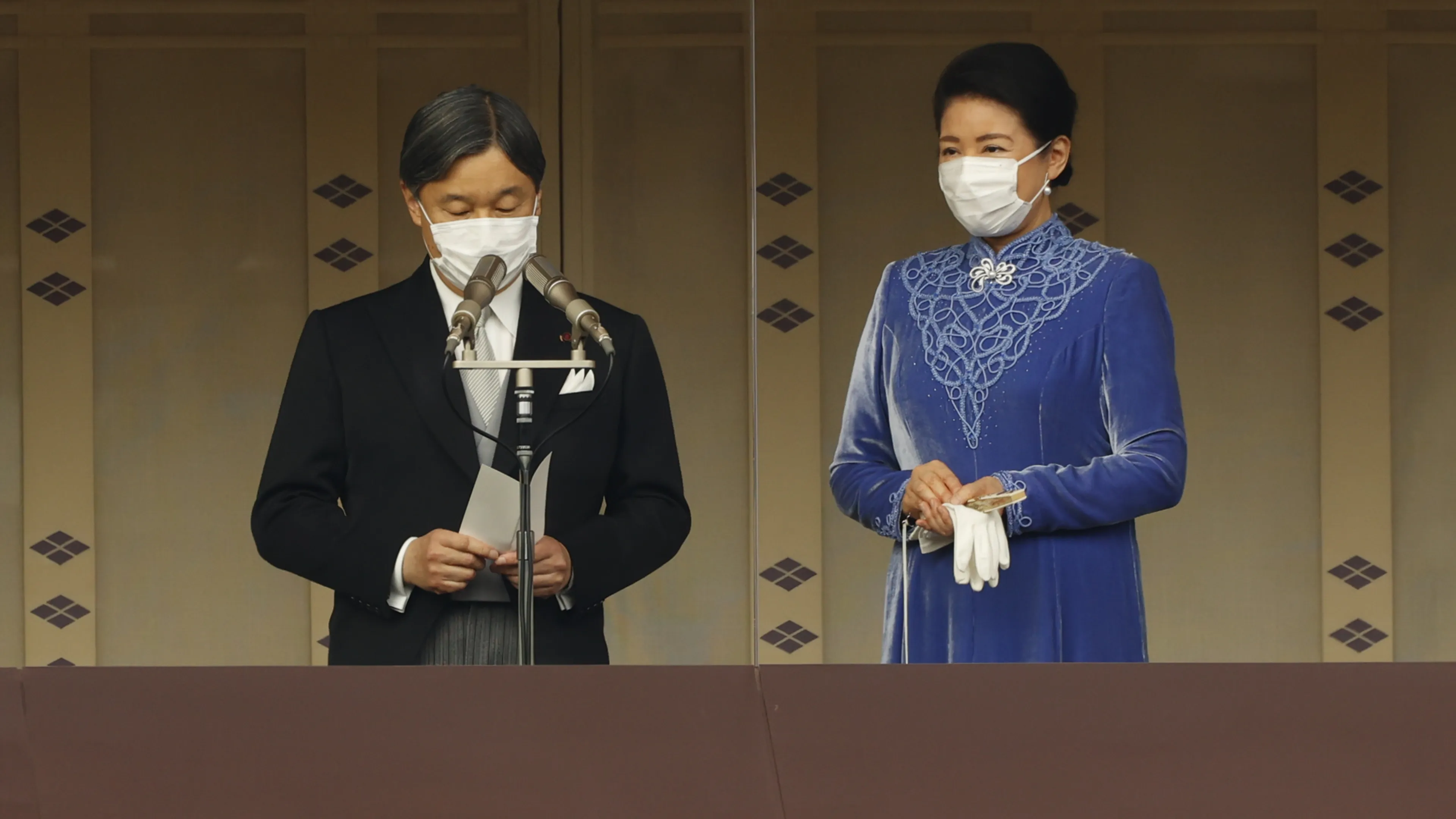 Japanners juichen jarige keizer Naruhito weer toe