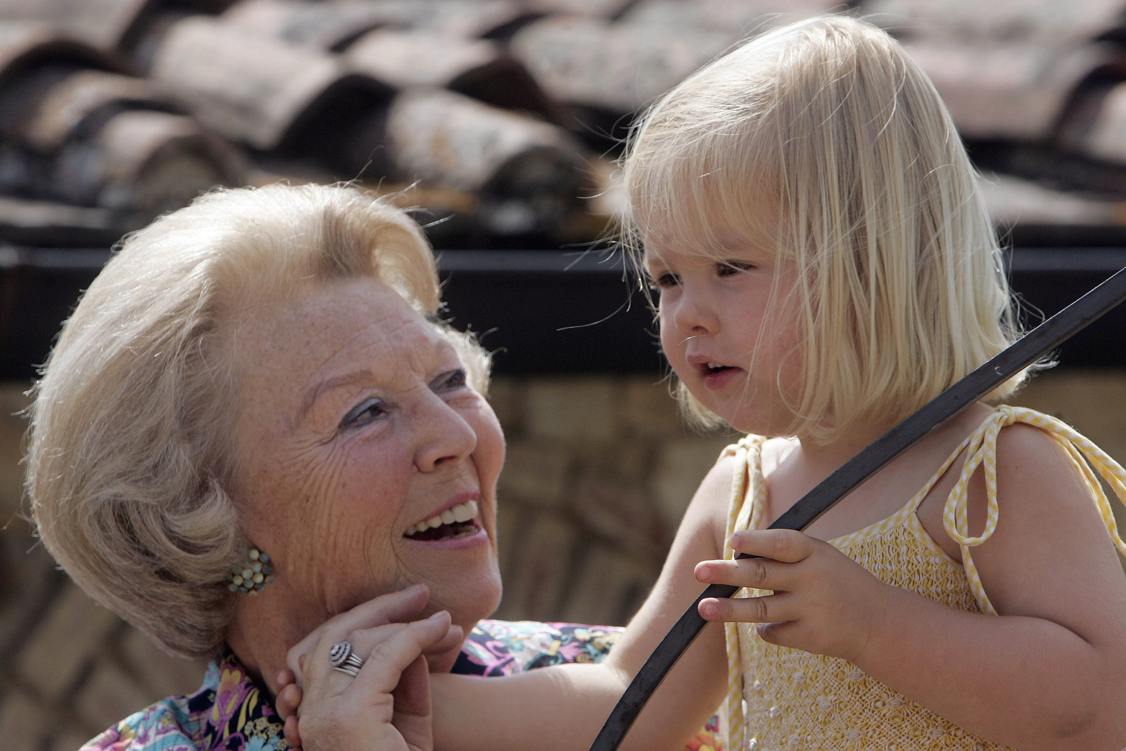Koningin Beatrix met een kleine Amalia.