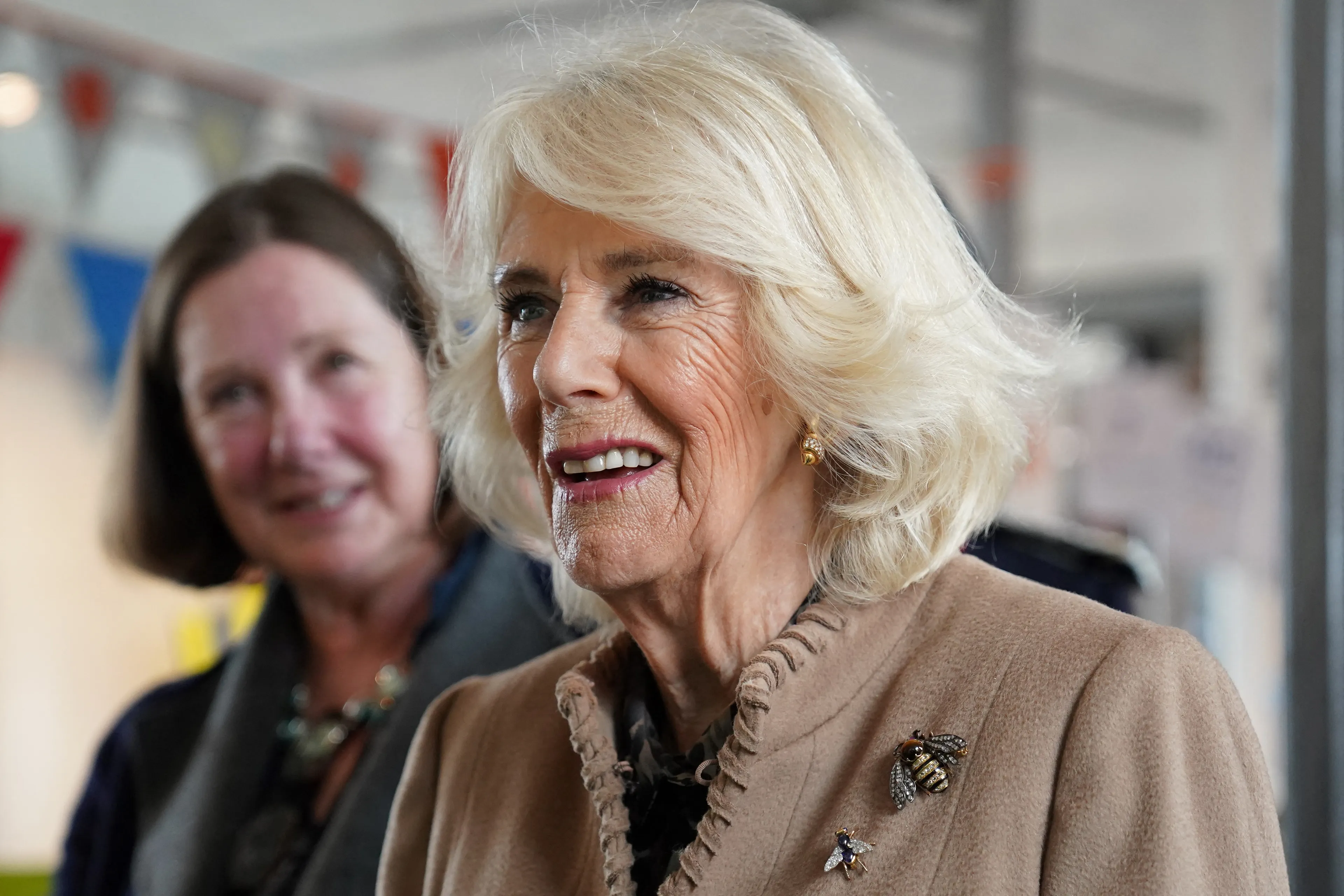 Op Camilla's jas zitten twee bijen.