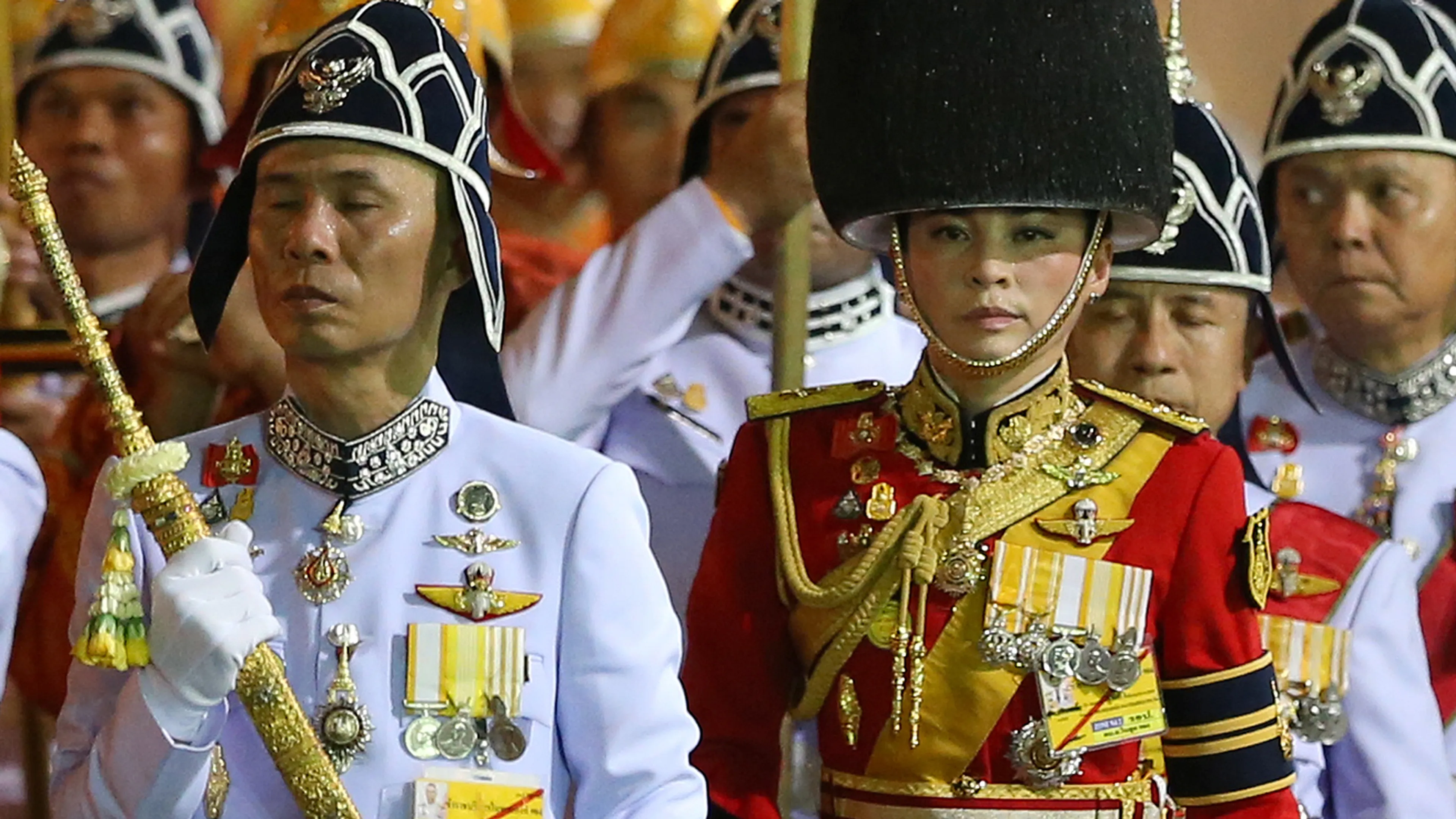 Afzien voor Thaise koningin tijdens koninklijke processie