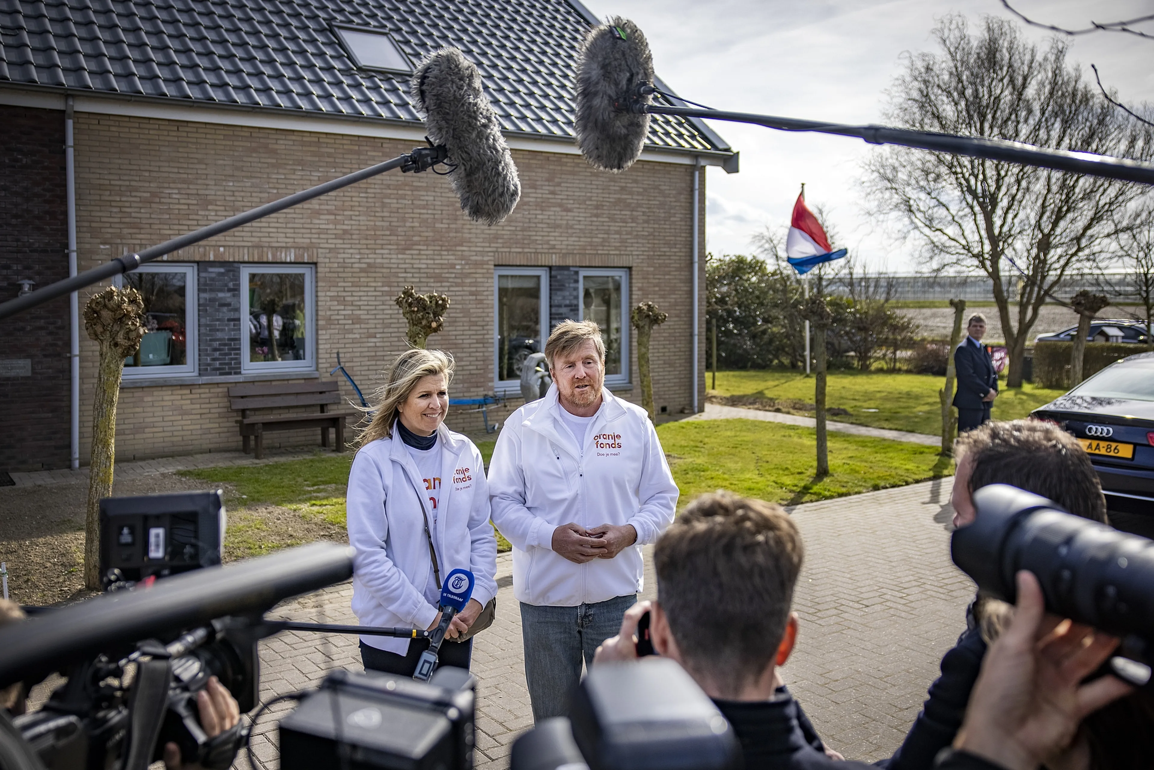 Bekijk de foto's! Koningspaar hard aan het werk voor NLdoet