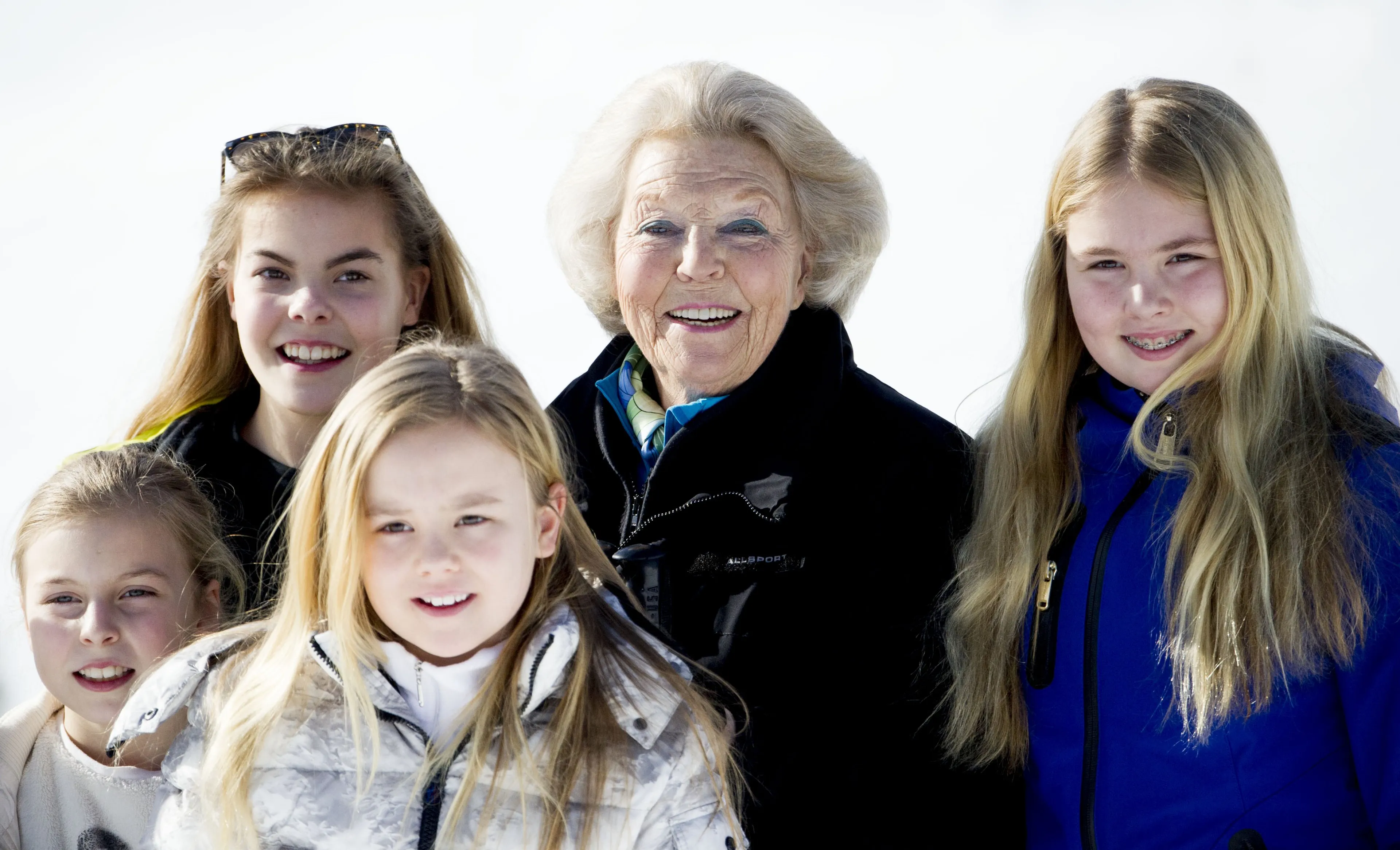 Oma Beatrix met haar kleindochters Leonore, Eloise, prinses Ariane en prinses Amalia.