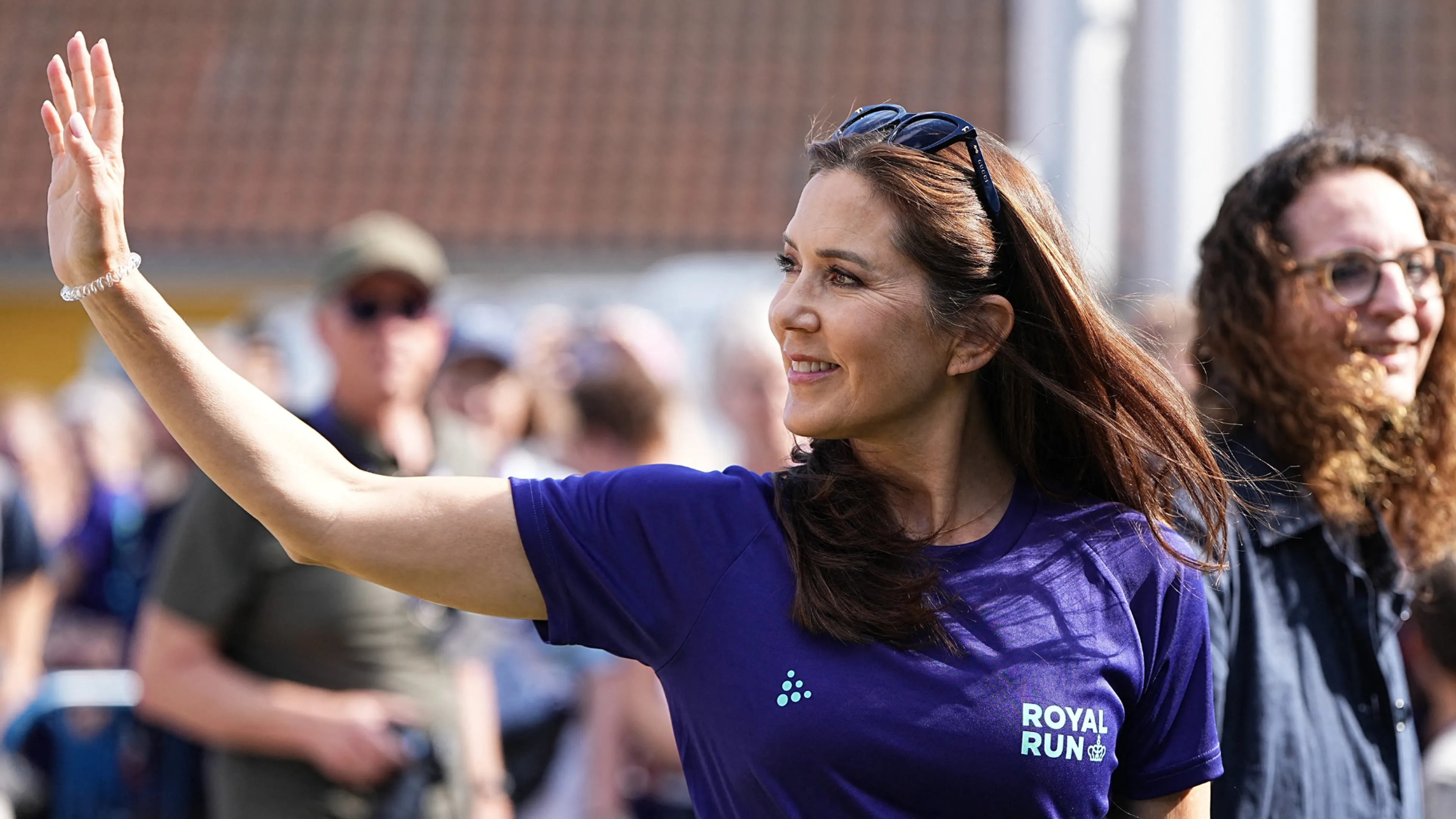 Koning Frederik en koningin Mary sluiten sportieve dag af met warm onthaal door...