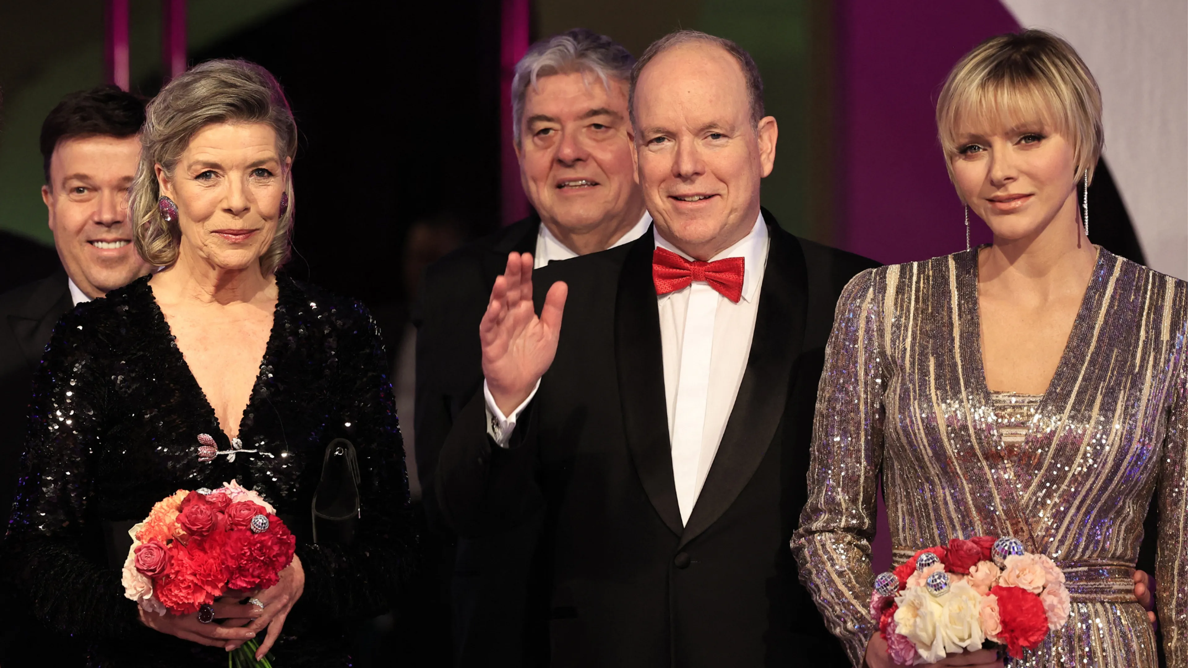 Prins Albert beleeft bijzonder moment met gezin en zus Caroline in Parijs
