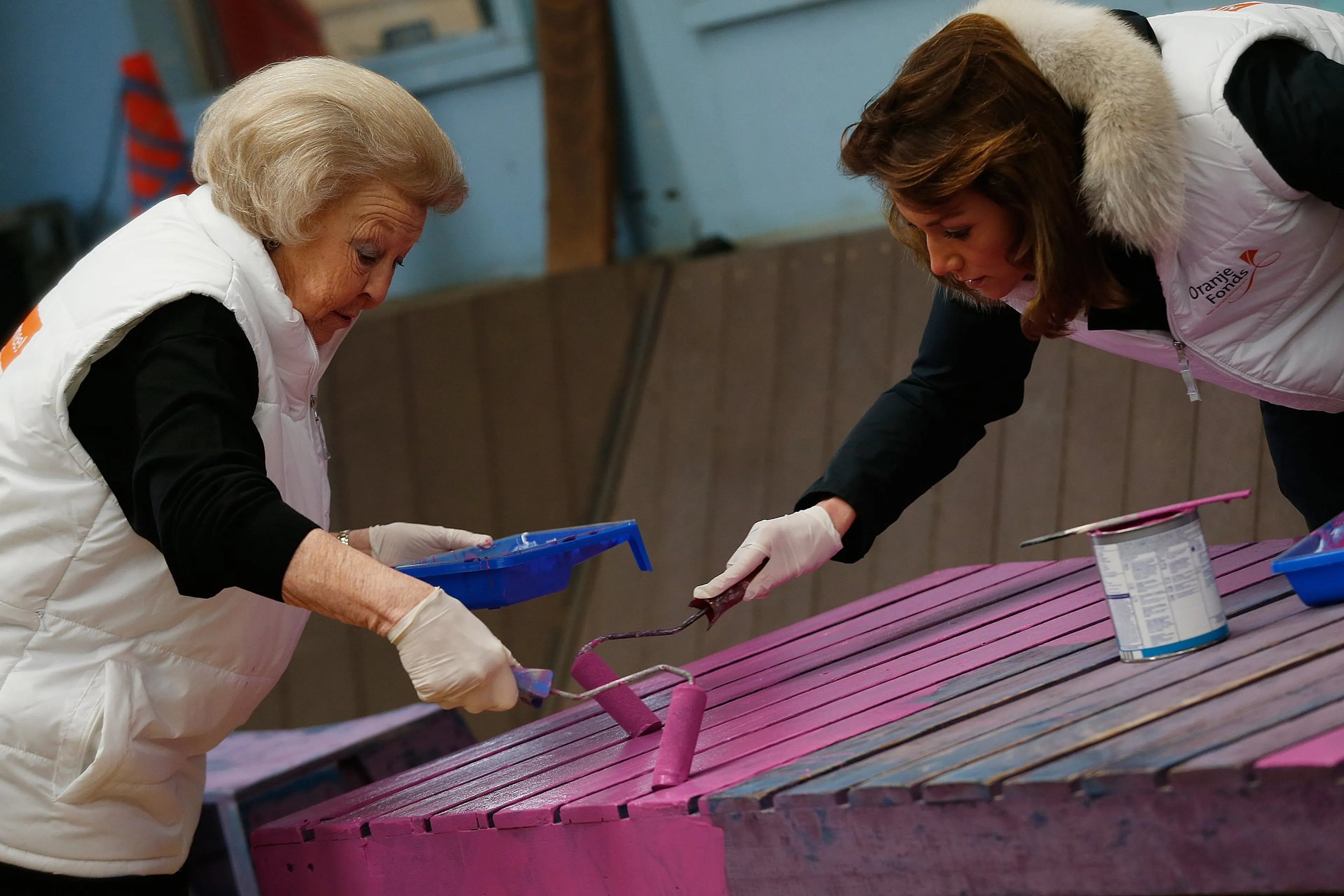 Prinses Beatrix en prinses Aimée aan het verven (2016).