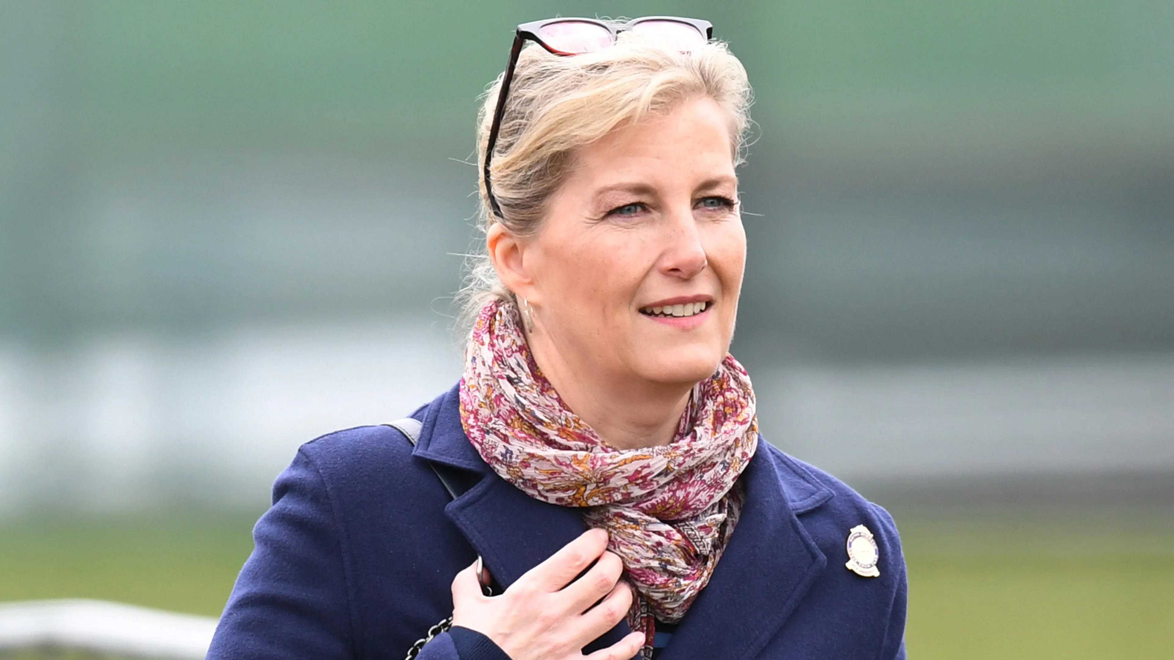 Gravin Sophie pinkt traantje weg tijdens verjaardagsvisite