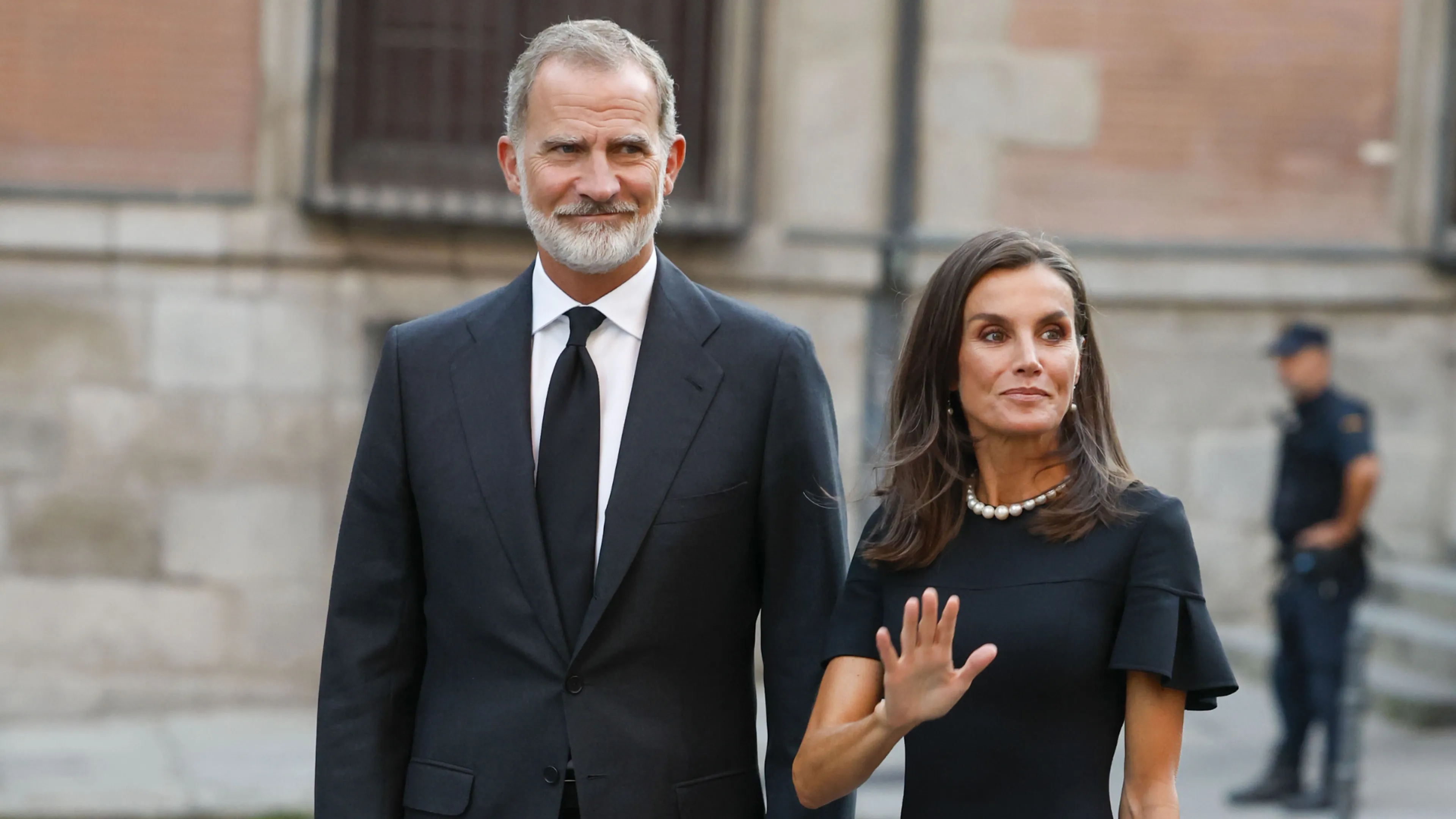 Koning Felipe, koningin Letizia en andere Spaanse royals nemen afscheid van overleden familielid