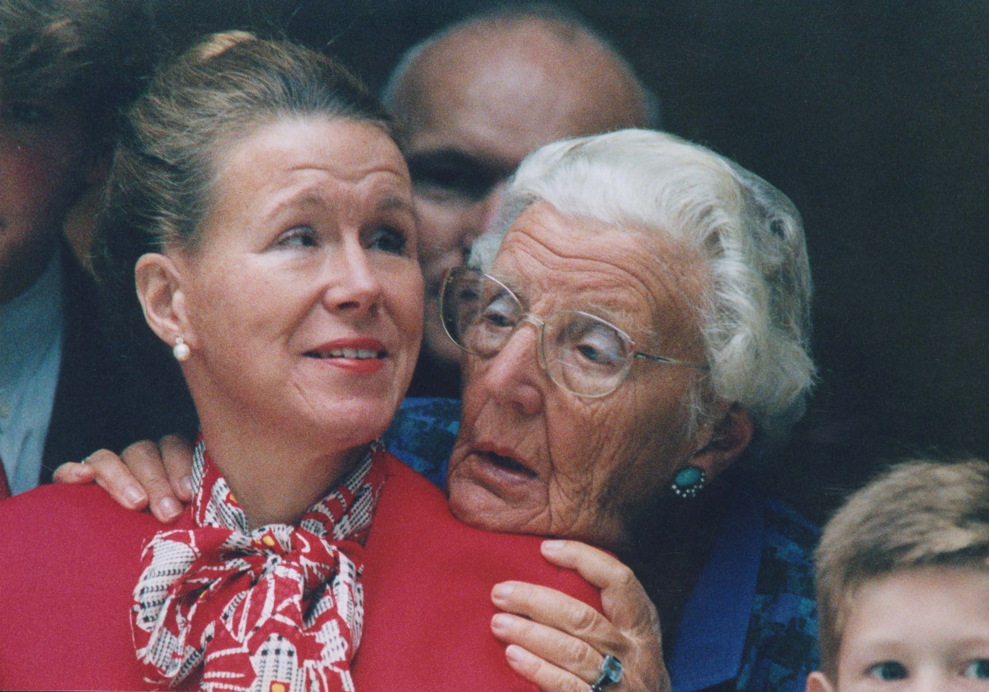 Prinses Christina en prinses Juliana volgen de rijtoer van de Gouden Koets tijdens Prinsjesdag in 1994.