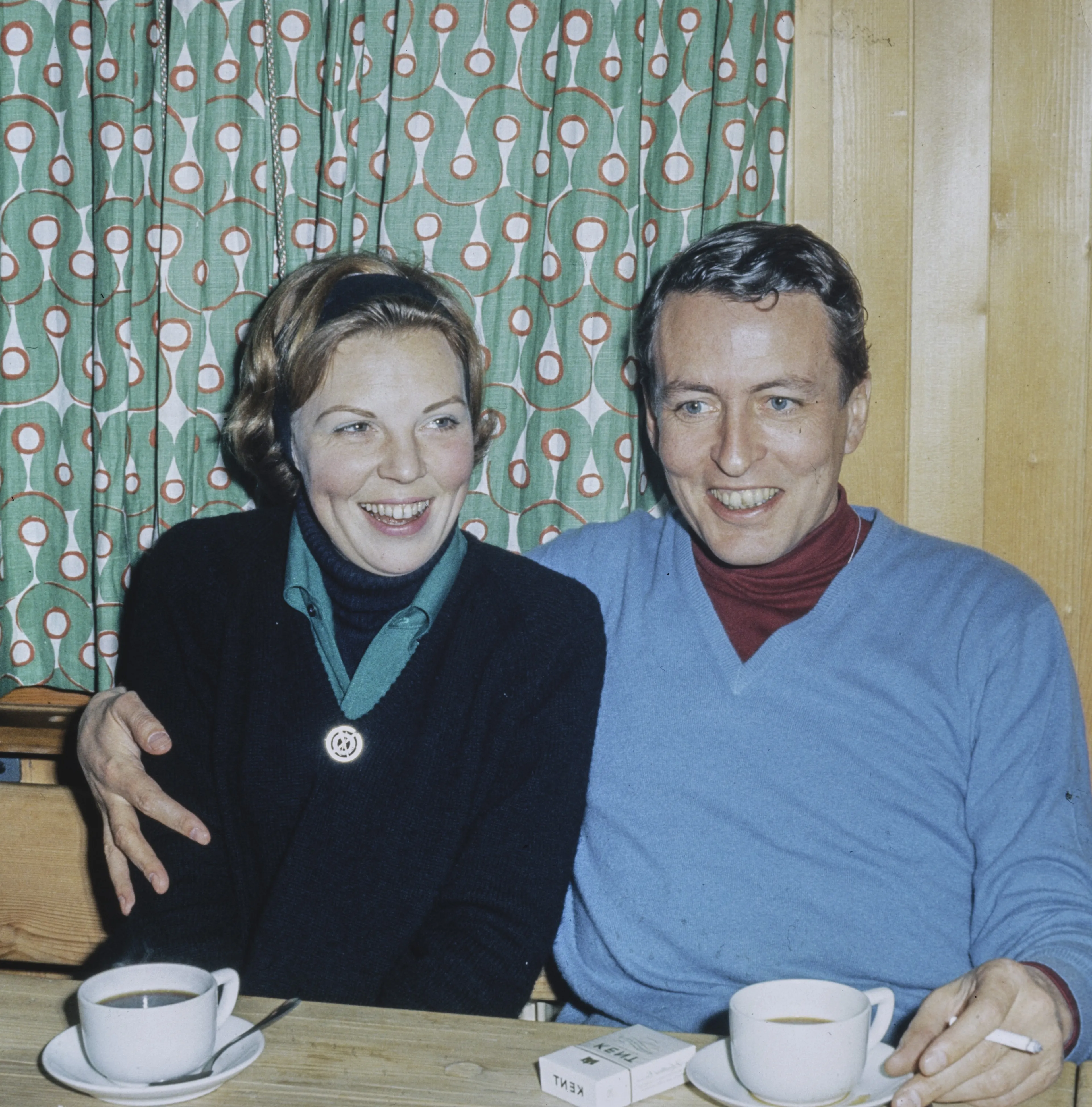 Een jonge prins Claus slaat een liefdevolle arm heen om 'zijn' prinses Beatrix.