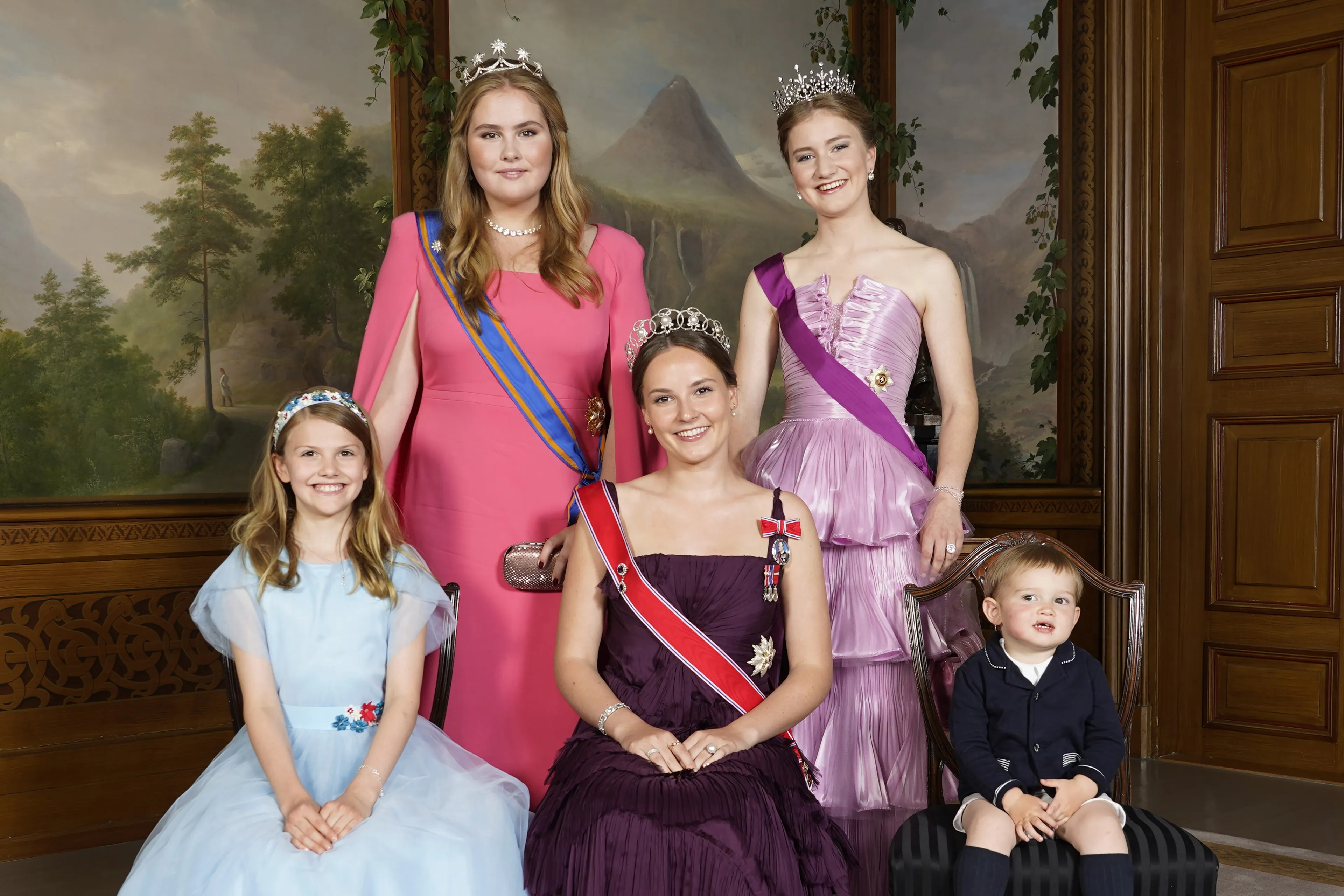Prinses Amalia poseert met andere (toekomstige) troonopvolgers (2022).