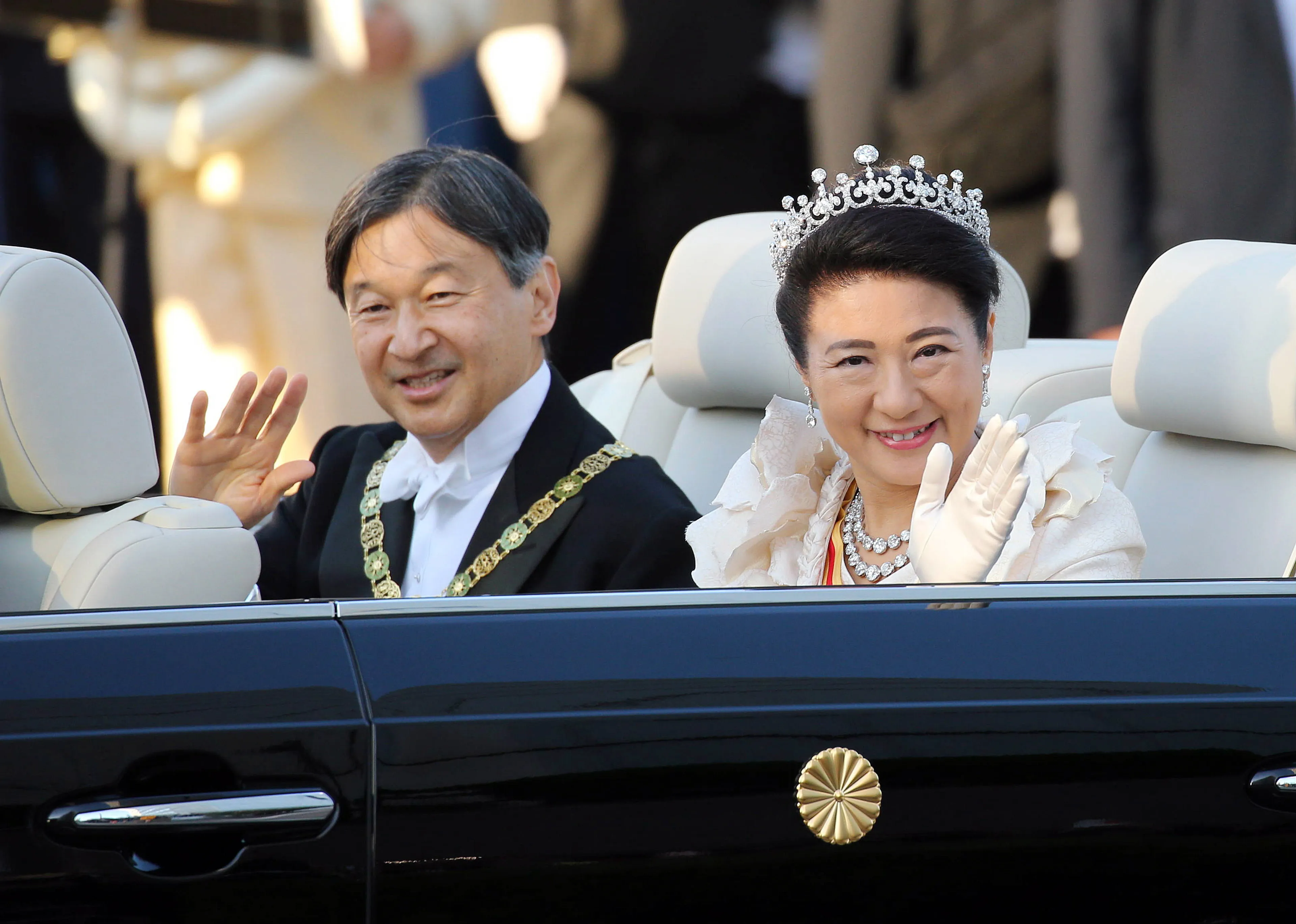 Het keizerlijk paar maakt een rijtour door Tokio in 2019.