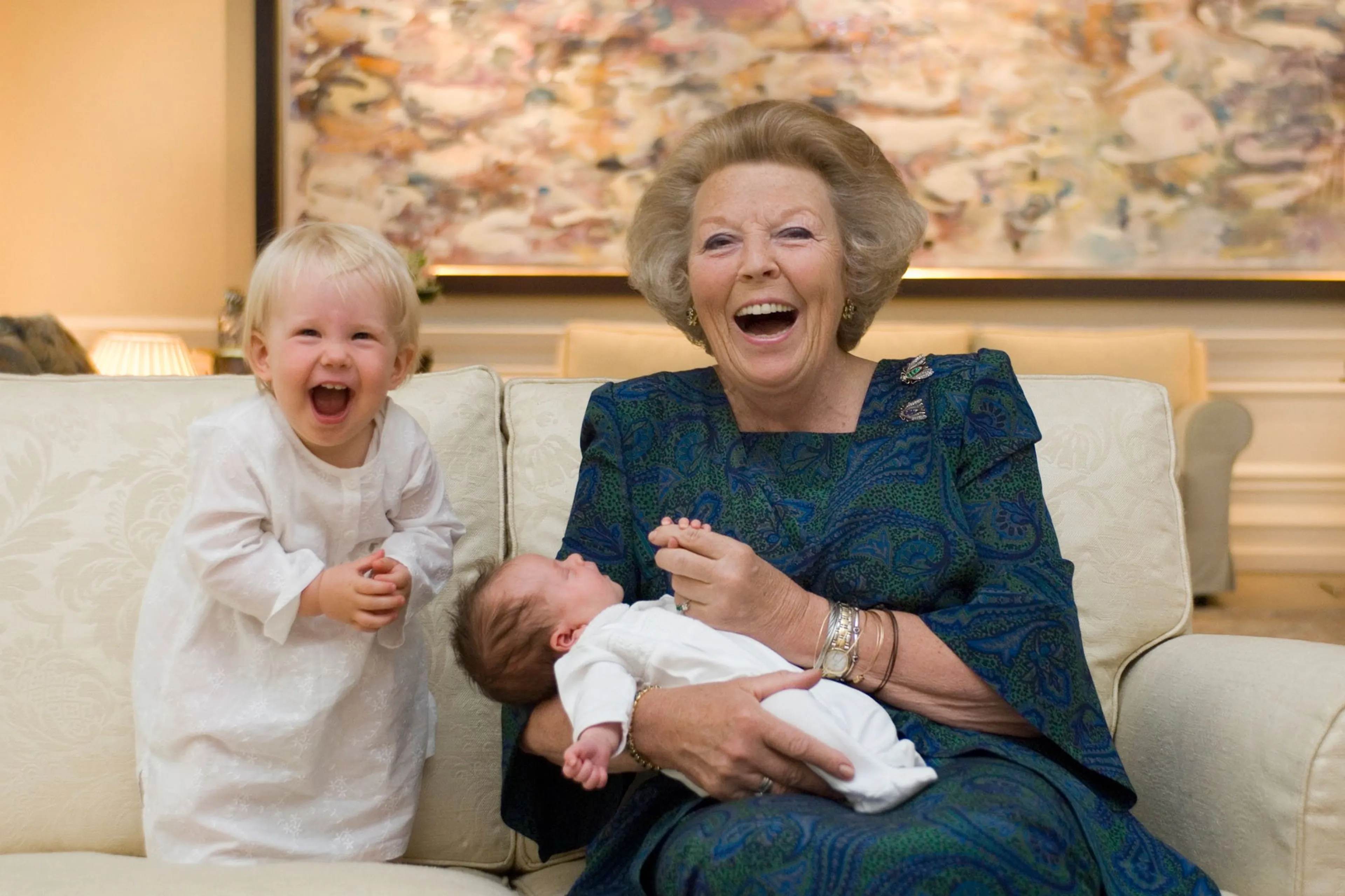 Een heerlijk spontaan plaatje van oma Beatrix met Luana en Zaria, de dochters van prins Friso (1968-2013) en zijn vrouw Mabel.