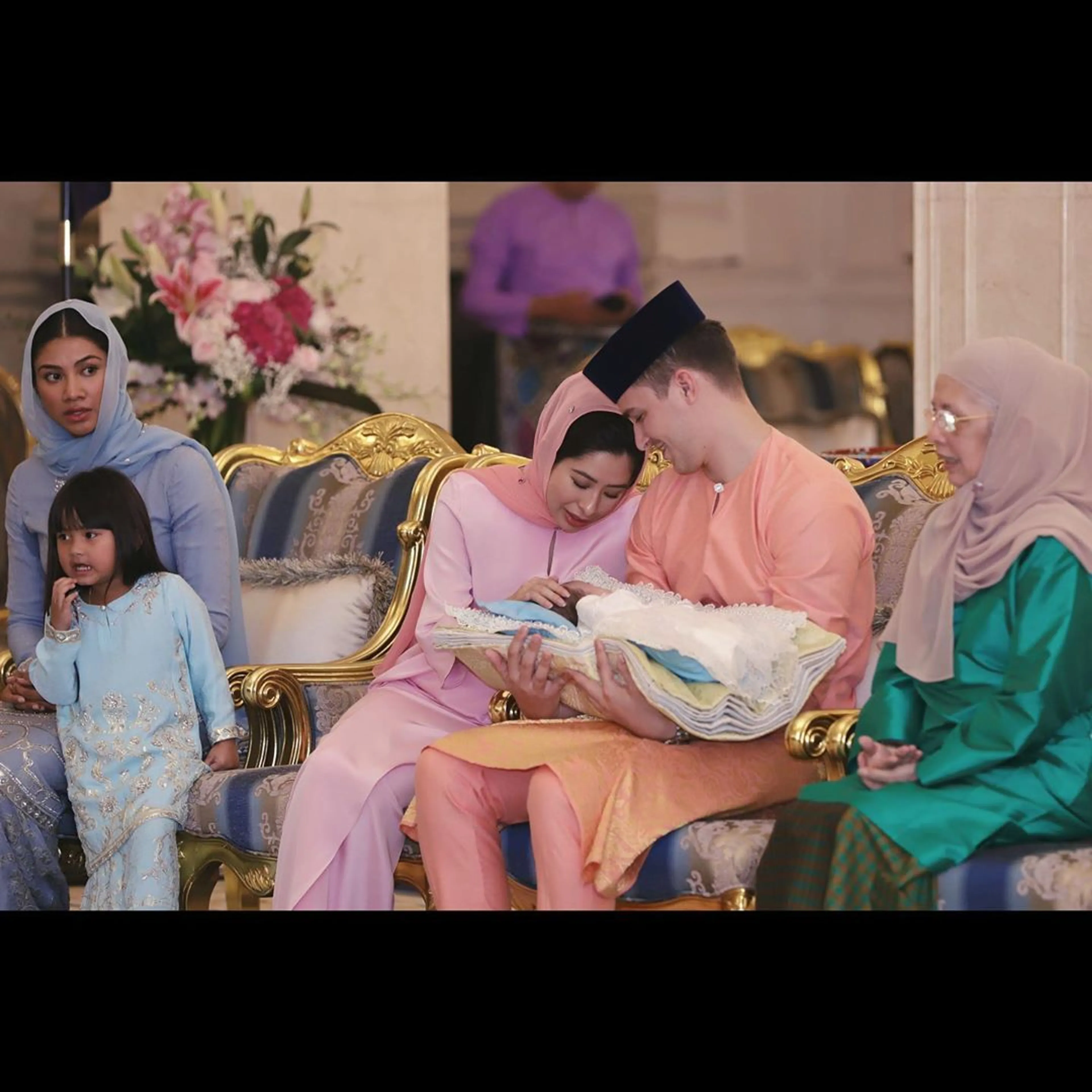 Hoera! Een meisje voor Dennis en prinses Aminah