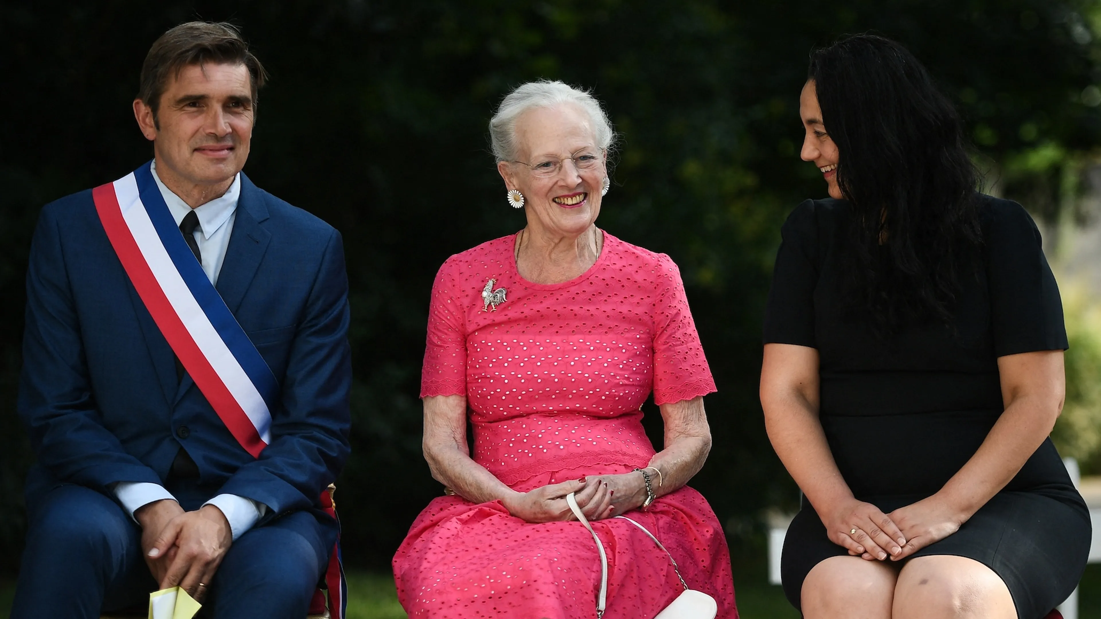 Deense koningin bekijkt tentoonstelling met eigen werk in Frankrijk