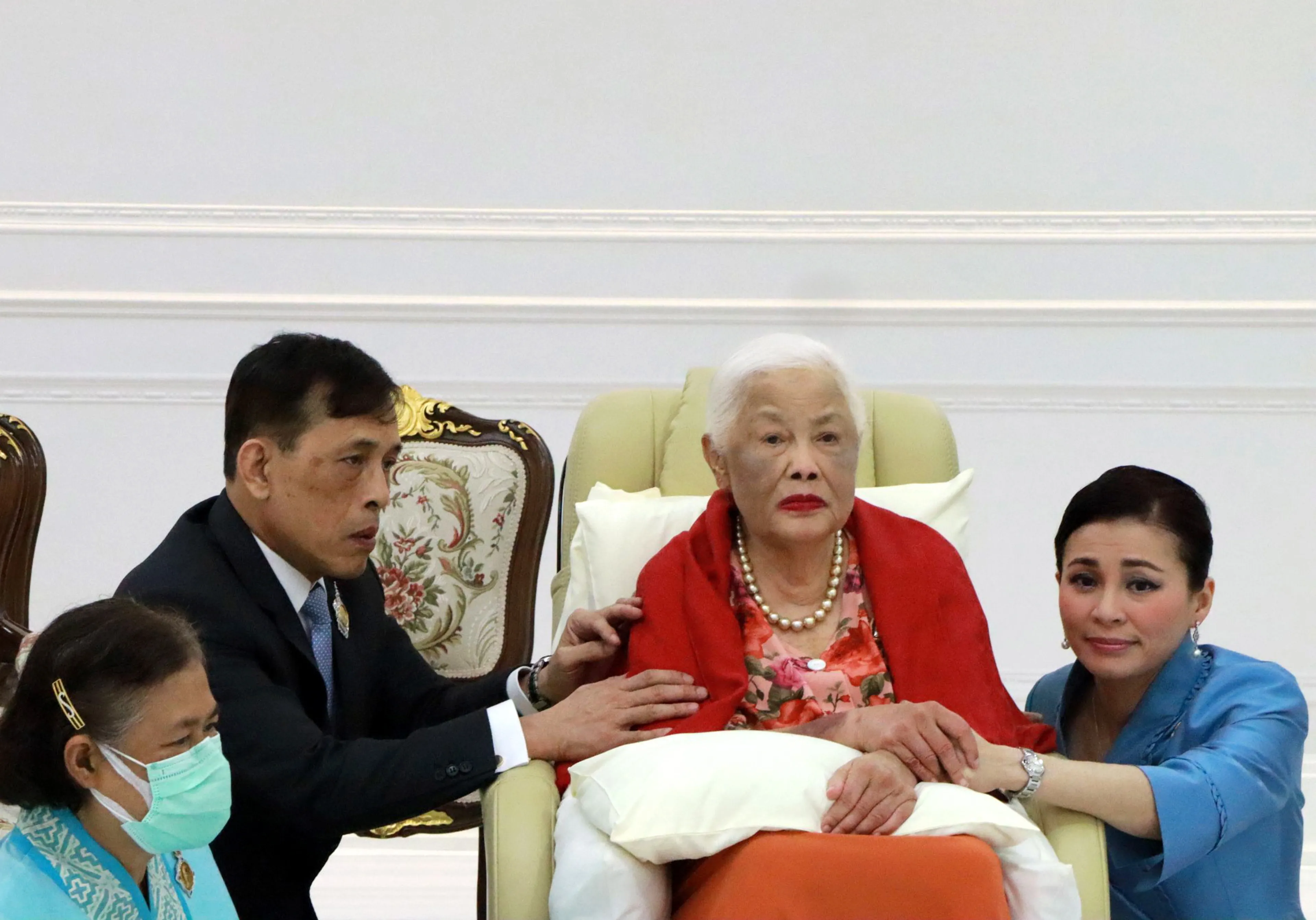 Thaise koning maar even tijd voor z'n jarige moeder