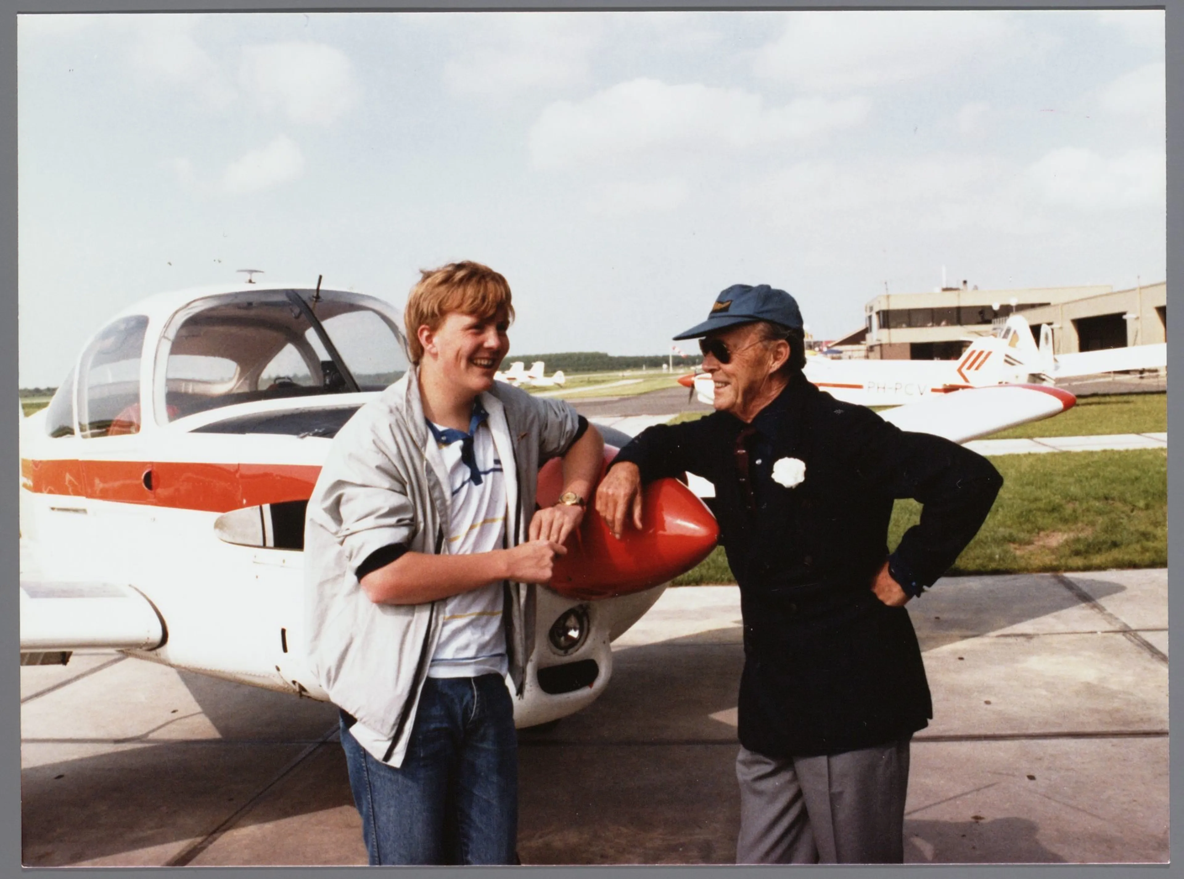 Willem-Alexander met prins Bernhard op het vliegveld van Lelystad in 1985.