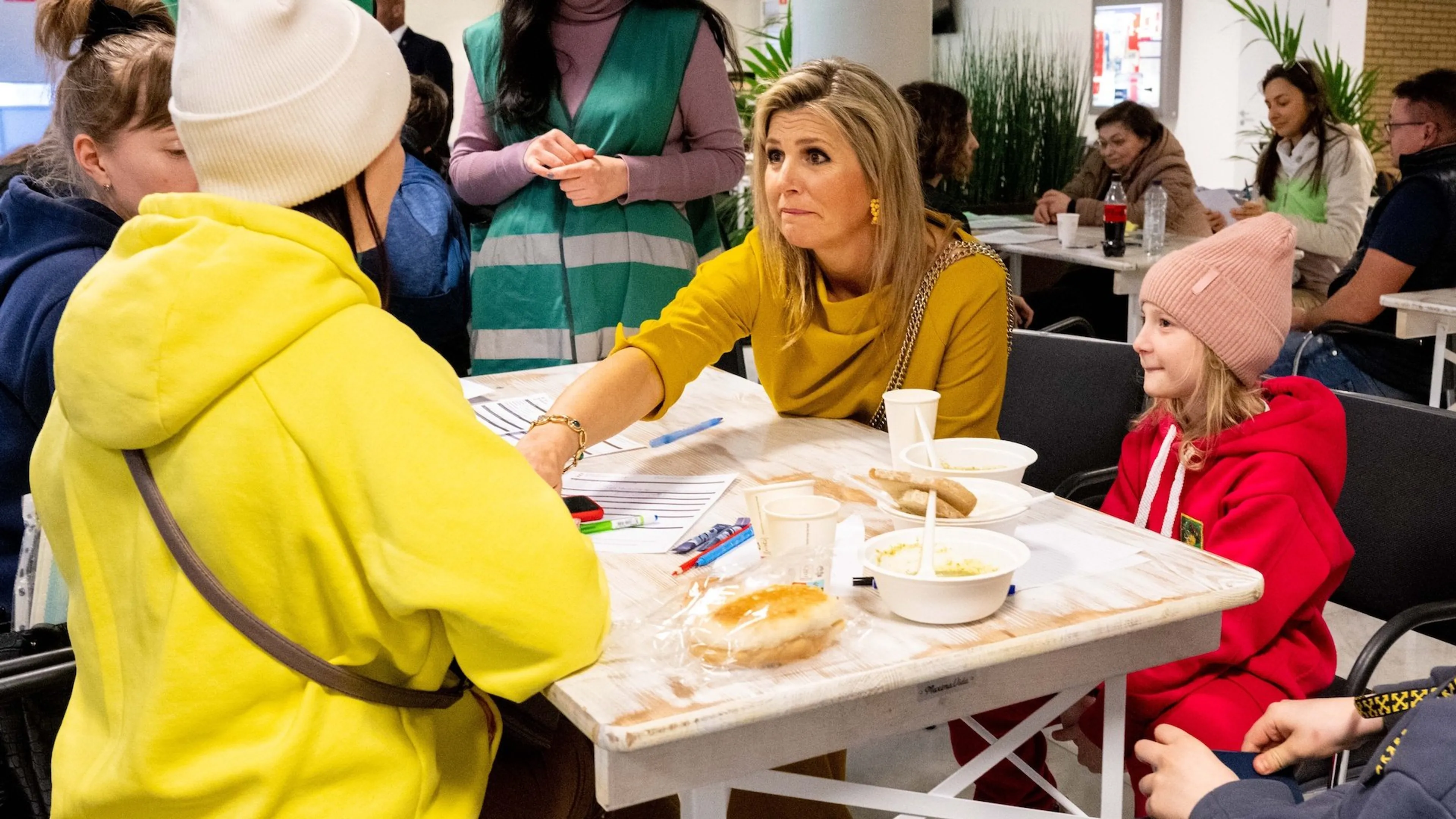 Máxima geëmotioneerd door vluchtverhalen Oekraïense vrouwen