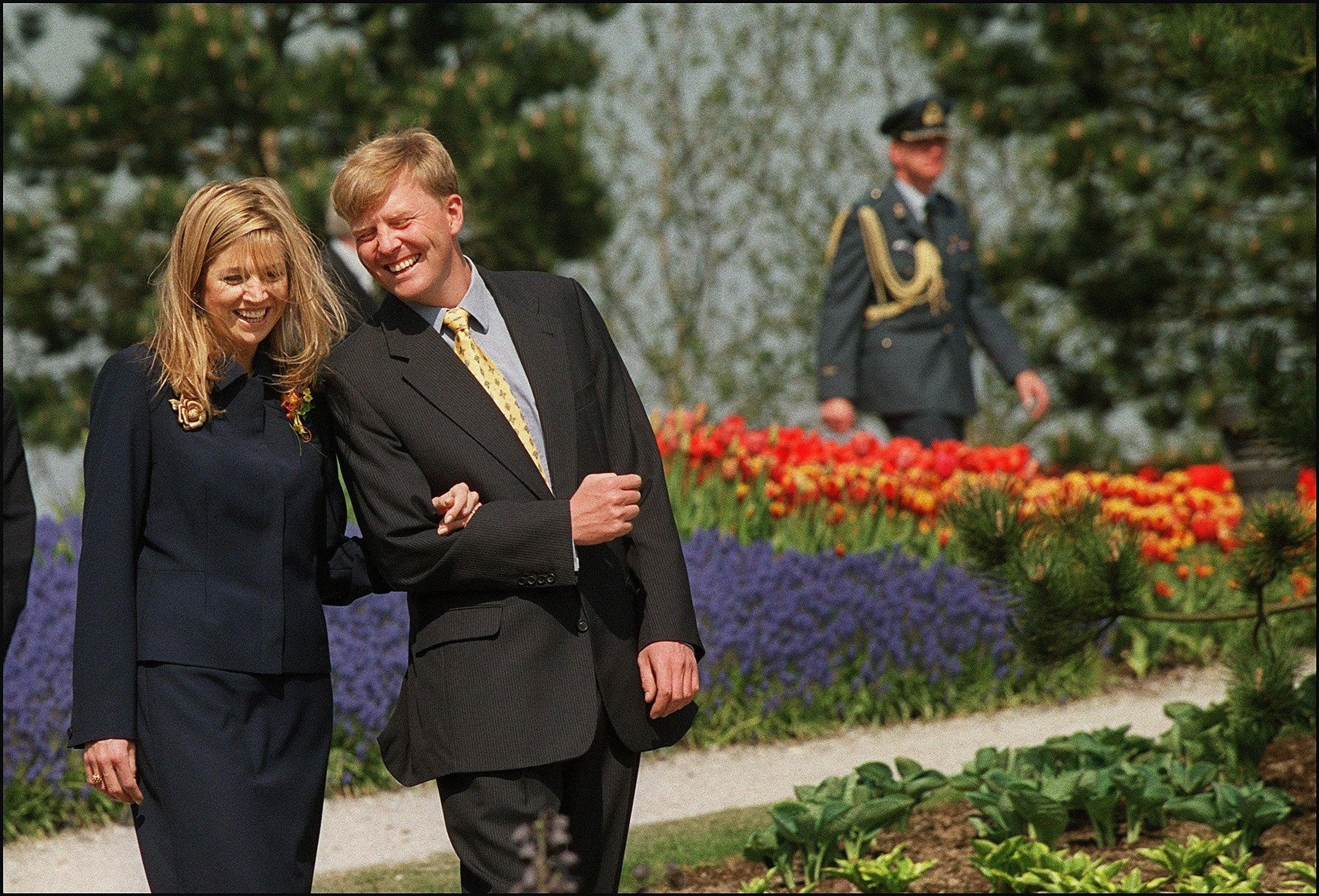 Willem-Alexander en Máxima in de Keukenhof. Het is het eerste openbare optreden van Máxima na de verloving.