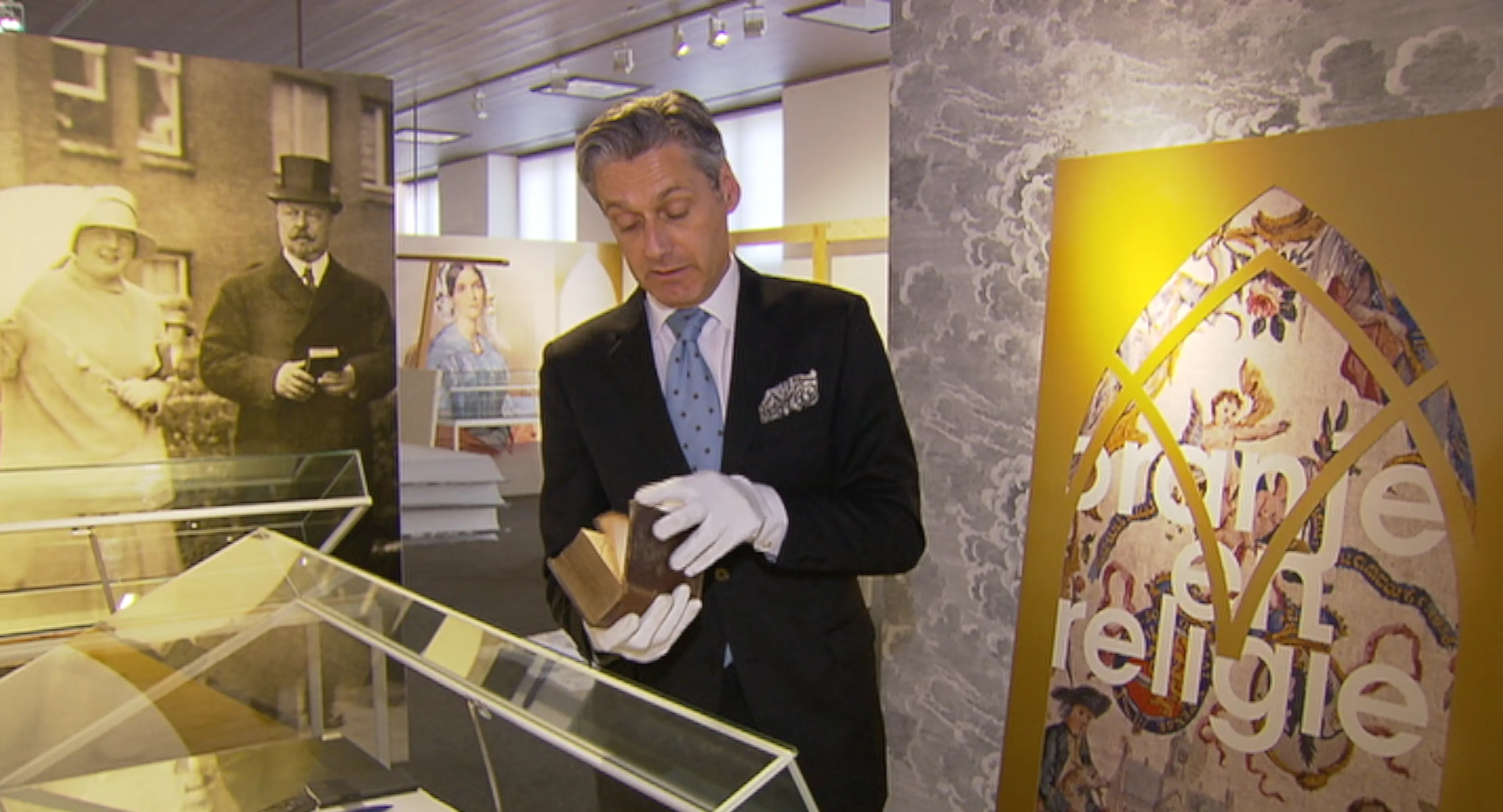 Video: Kroonprins Willem krijgt bijbel van zijn moeder