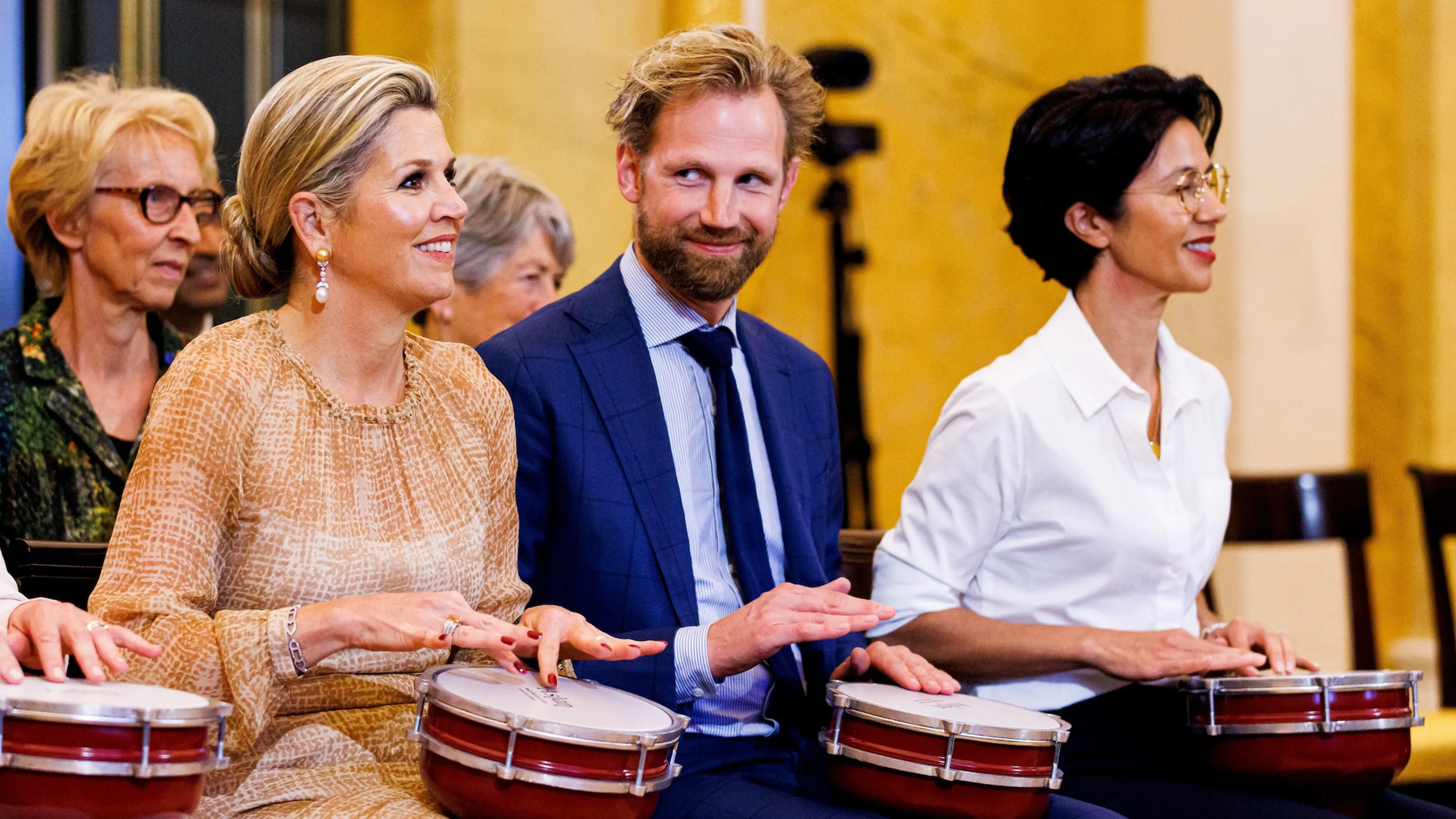 Máxima trommelt er lekker op los tijdens workshop muziek