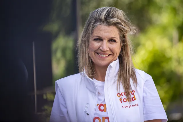 OEGSTGEEST - Koning Willem-Alexander en koningin Maxima steken hun handen uit de mouwen voor NLdoet. Het koninklijk paar doet net als voorgaande jaren mee aan de vrijwilligersactie. ANP ROYAL IMAGES FRANK VAN BEEK.