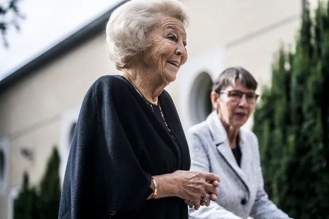 ZUIDWOLDE - Prinses Beatrix en Mevrouw drs. J. Klijnsma, Commissaris van de Koning in de provincie Drenthe tijdens de opening van molen De Vlijt in Zuidwolde, Drenthe. Beltmolen De Vlijt, ook wel de Meule van Wassens, was twintig jaar buiten gebruik. ANP ROYAL IMAGES SIESE VEENSTRA.