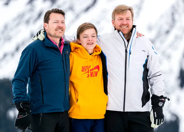 Mannen onder elkaar: Constantijn, Claus-Casimir en Willem-Alexander tijdens het fotomoment in Lech in 2020.