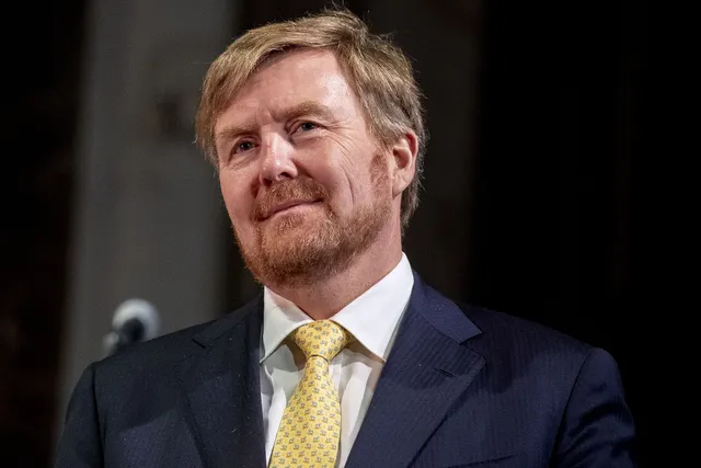 AMSTERDAM - Koning Willem-Alexander onthult een gedenksteen ter ere van Eduard Douwes Dekker, bekend onder de schrijversnaam Multatuli. De koning opent met deze handeling officieel het Multatuli-jaar. ANP ROYAL IMAGES ROBIN UTRECHT.