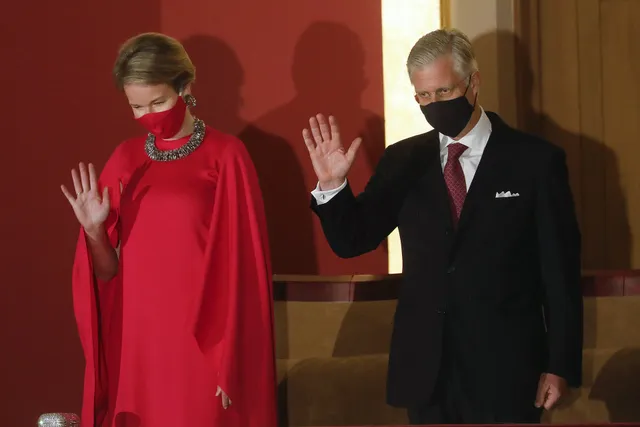 Mathilde en Filip matchen hun mondkapjes met hun outfits voor een concert in de aanloop naar de Nationale Dag van België.