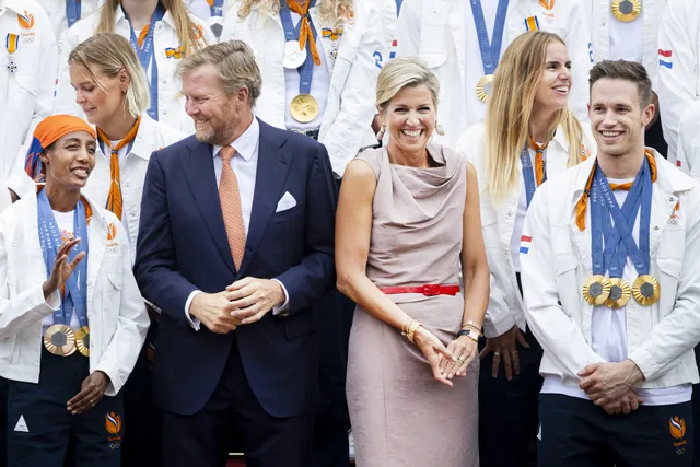 Het koningspaar ontvangt de Olympische medaillewinnaars.