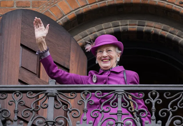 Koningin Margrethe zwaait naar de menigte tijdens jaar 50-jarig jublieum als koningin.