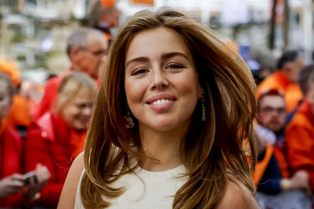 Prinses Alexia lacht naar de camera.