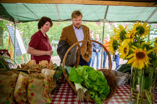 BOXTEL - Koning Willem-Alexander brengt een werkbezoek aan de cooperatie Herenboeren Wilhelminapark in Boxtel. Op een Herenboerderij produceren de leden samen duurzaam voedsel in een kleinschalig gemengd boerenbedrijf. ANP ROYAL IMAGES WESLEY DE WIT.