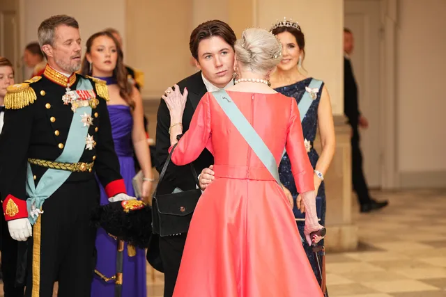 Prins Christian begroet zijn oma koningin Margrethe.